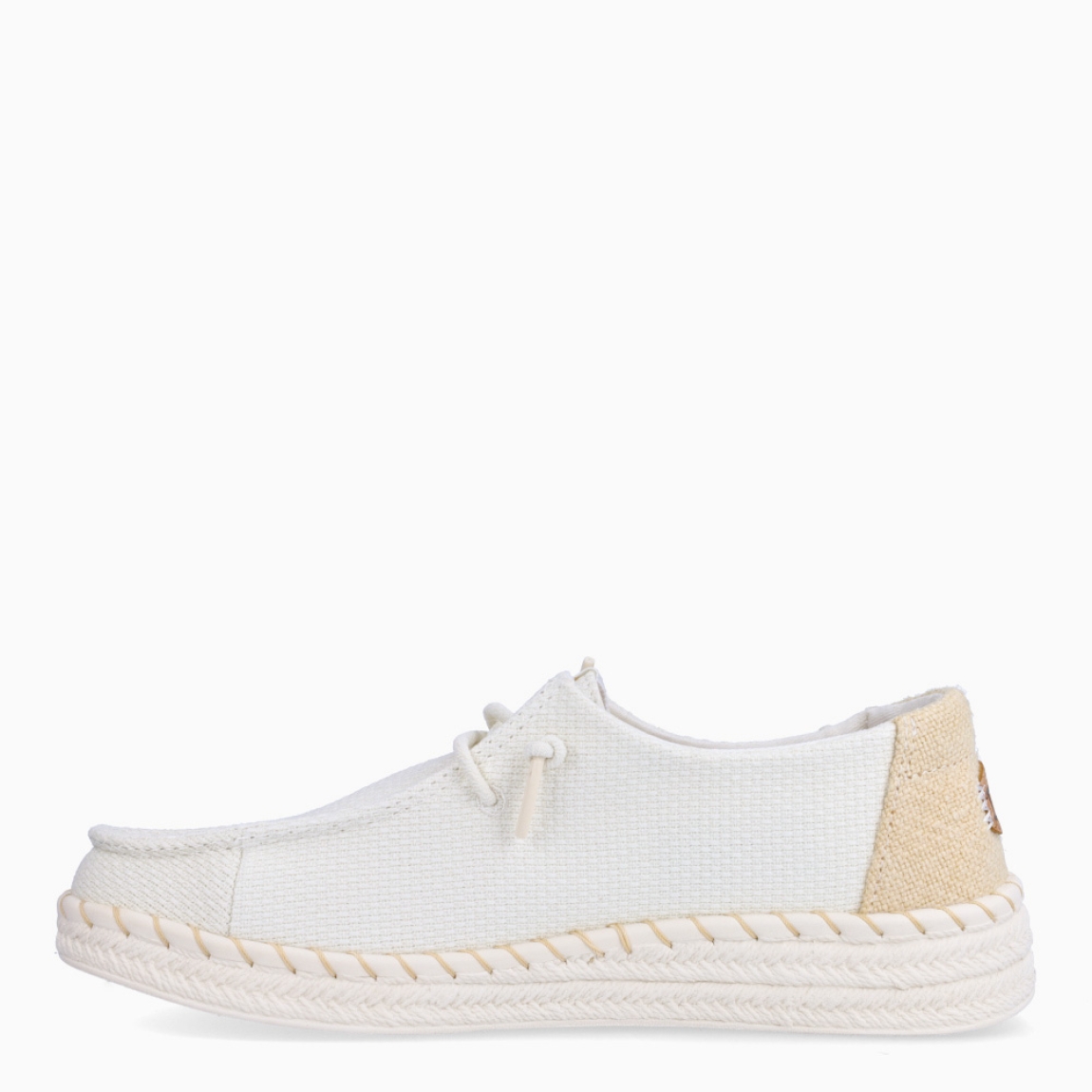 Náuticos transpirables de la marca Hey Dude, modelo WENDY. Exterior de los náuticos en textil color blanco. Interior en textil color blanco. Cierre de los náuticos Hey Dude con cordón elástico blanco. Naúticos con suela de goma con 3cm de cuña. Estos náuticos Hey Dude WENDY son el complemento clásico que necesitas esta temporada. No te puede faltar en tu armario.