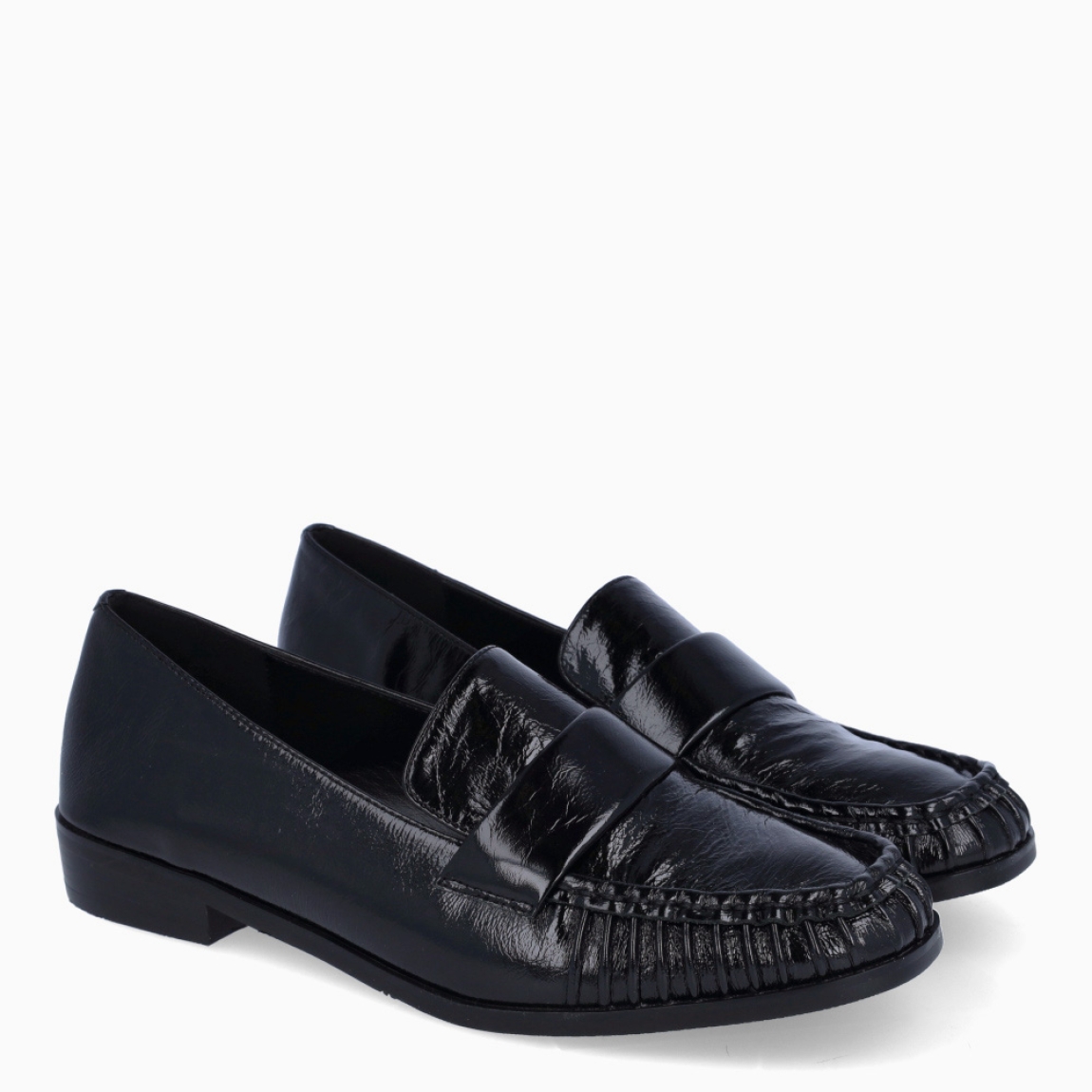 Mocasines de la marca Itse, modelo MOON. Exterior elaborado en piel color negro con detalle de pliegues. Interior en piel color negro con plantilla extraible para máxima comodidad. Mocasines Itse con suela de goma plana. Este modelo MOON es una tendencia, complemento ideal para estilizar tus looks!