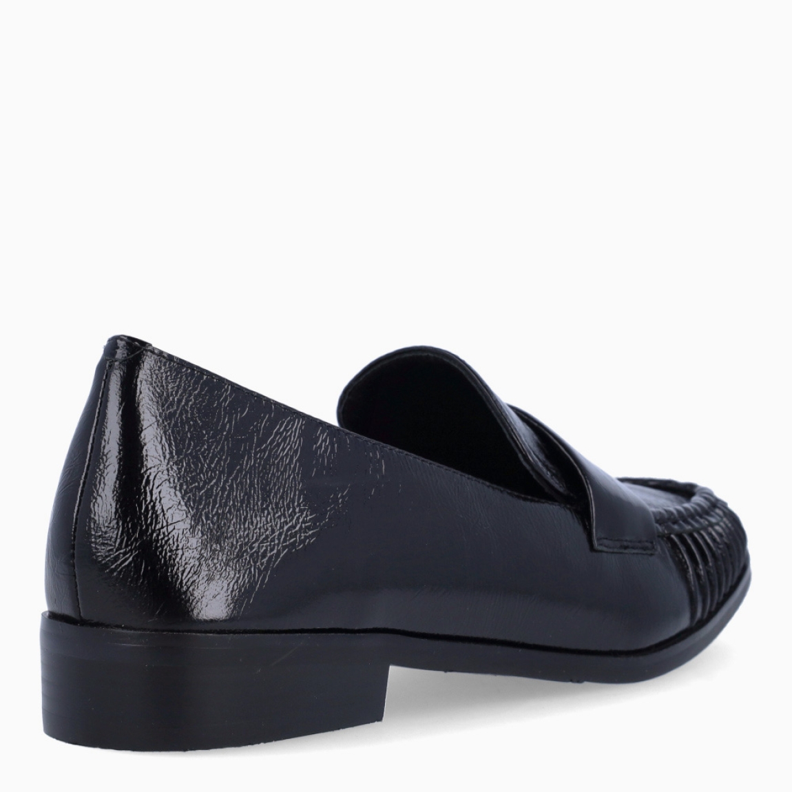 Mocasines de la marca Itse, modelo MOON. Exterior elaborado en piel color negro con detalle de pliegues. Interior en piel color negro con plantilla extraible para máxima comodidad. Mocasines Itse con suela de goma plana. Este modelo MOON es una tendencia, complemento ideal para estilizar tus looks!
