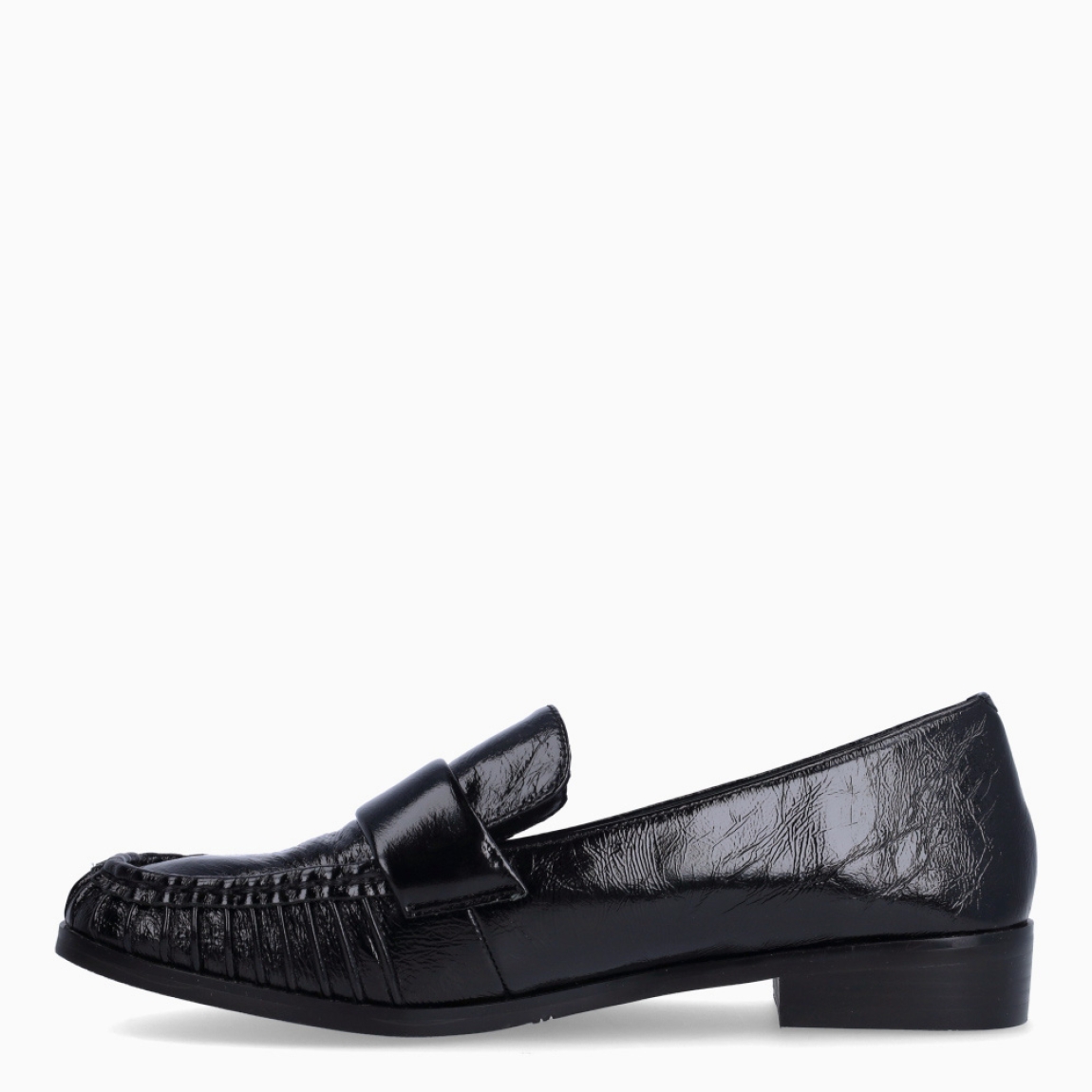 Mocasines de la marca Itse, modelo MOON. Exterior elaborado en piel color negro con detalle de pliegues. Interior en piel color negro con plantilla extraible para máxima comodidad. Mocasines Itse con suela de goma plana. Este modelo MOON es una tendencia, complemento ideal para estilizar tus looks!