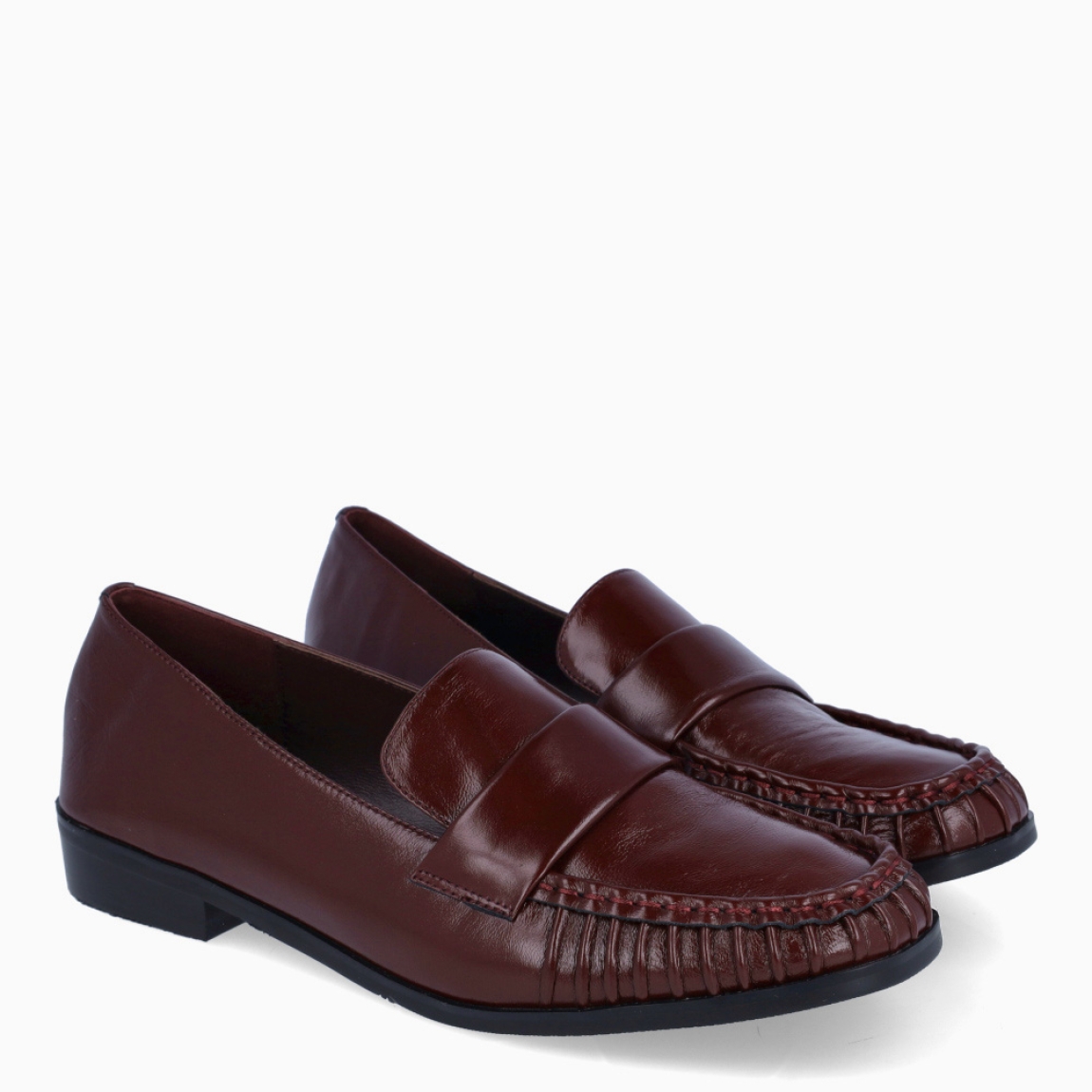 Mocasines de la marca Itse, modelo MOON. Exterior elaborado en piel color grante con detalle de pliegues. Interior en piel color negro con plantilla extraible para máxima comodidad. Mocasines Itse con suela de goma plana. Este modelo MOON es una tendencia, complemento ideal para estilizar tus looks!