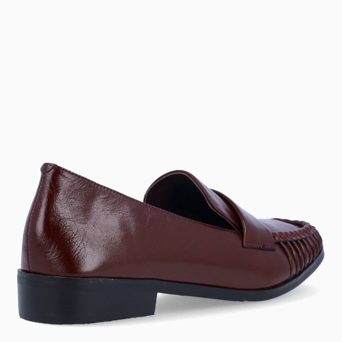 Mocasines de la marca Itse, modelo MOON. Exterior elaborado en piel color grante con detalle de pliegues. Interior en piel color negro con plantilla extraible para máxima comodidad. Mocasines Itse con suela de goma plana. Este modelo MOON es una tendencia, complemento ideal para estilizar tus looks!