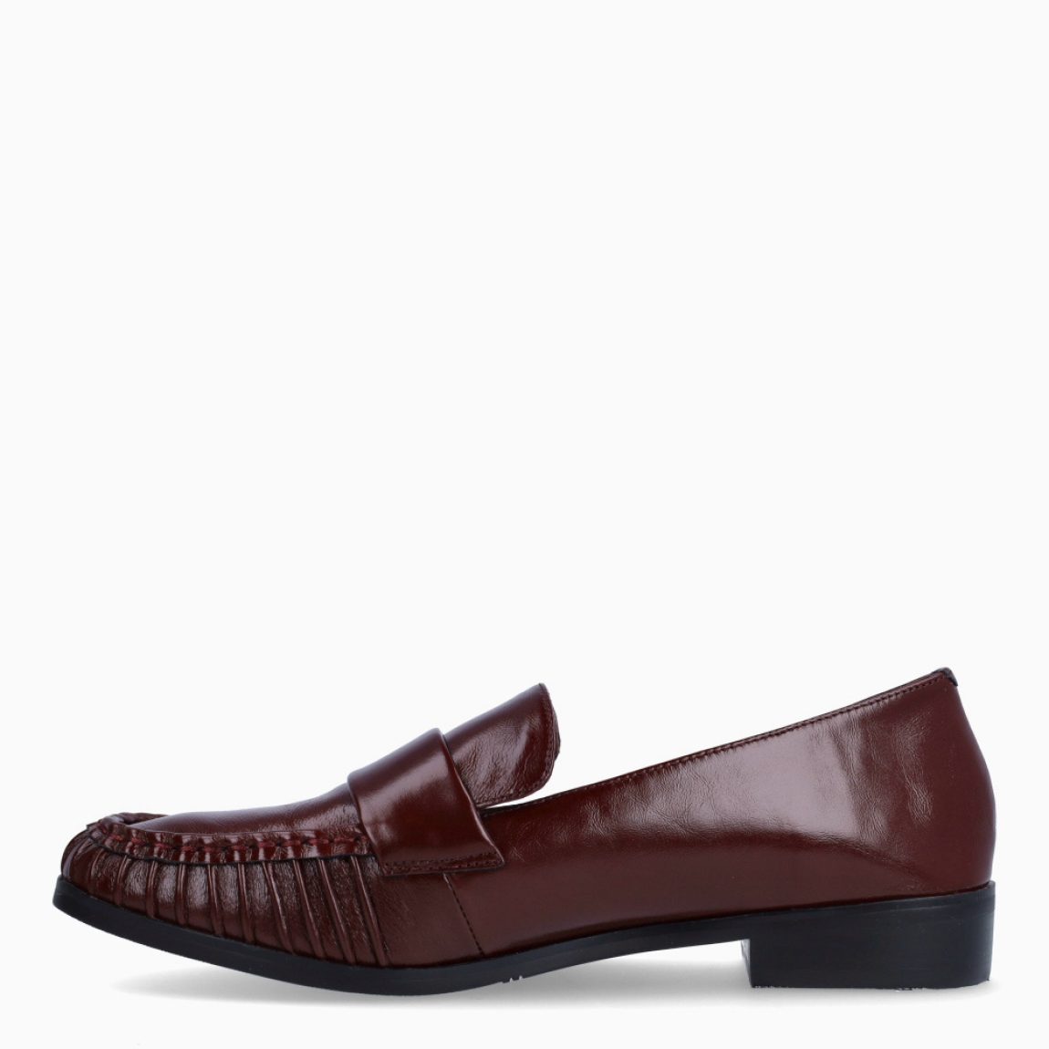 Mocasines de la marca Itse, modelo MOON. Exterior elaborado en piel color grante con detalle de pliegues. Interior en piel color negro con plantilla extraible para máxima comodidad. Mocasines Itse con suela de goma plana. Este modelo MOON es una tendencia, complemento ideal para estilizar tus looks!