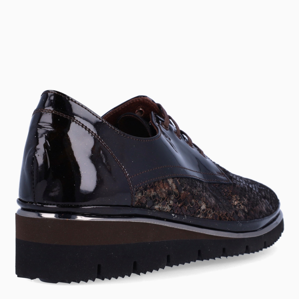 Blucher de la marca PLAJU, modelo SABINA. Exterior en charol efecto serpiente de color marrón con detalle brilante. Cierre de los bluchers con cordones y suela de goma con cuña de 4cm de altura. Estos bluchers PLAJU SABINA son un complemento ideal de comodidad y estilo!