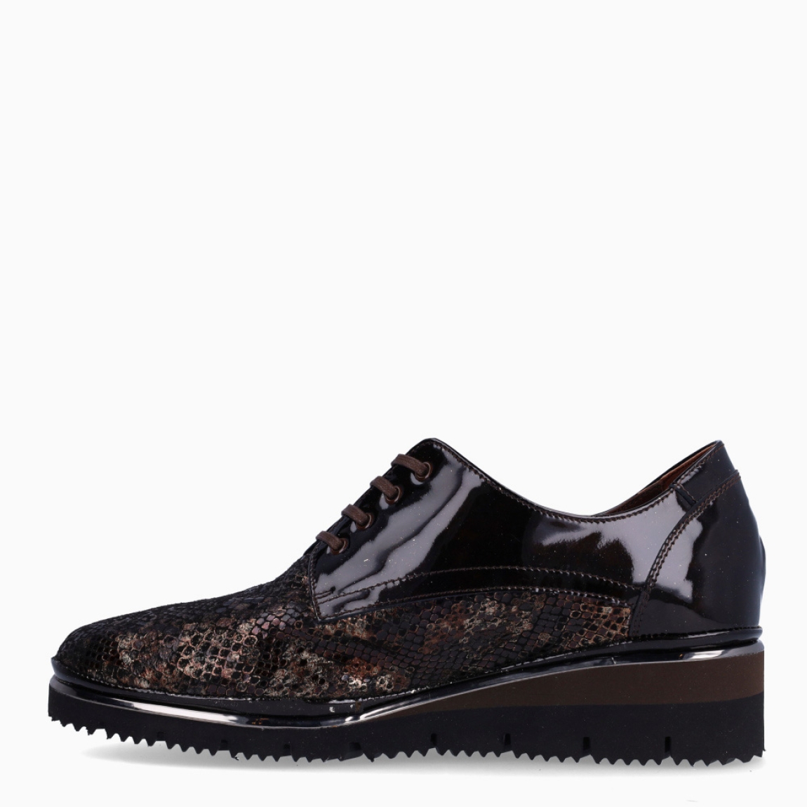 Blucher de la marca PLAJU, modelo SABINA. Exterior en charol efecto serpiente de color marrón con detalle brilante. Cierre de los bluchers con cordones y suela de goma con cuña de 4cm de altura. Estos bluchers PLAJU SABINA son un complemento ideal de comodidad y estilo!