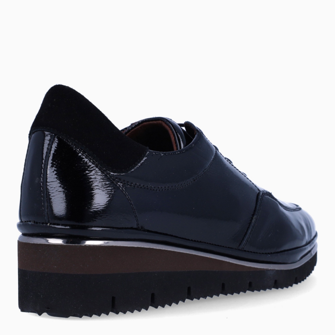 Blucher de la marca PLAJU, modelo SABINA. Exterior en charol de color negro con detalle brilante. Cierre de los bluchers con cordones y suela de goma con cuña de 4cm de altura. Estos bluchers PLAJU SABINA son un complemento ideal de comodidad y estilo!