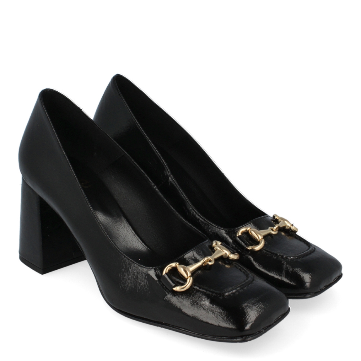 Mocasín de la marca Itse, modelo Evelia. Exterior del mocasín de charol de color negro. Interior del mocasín de piel de color negro. Mocasín con adorno dorado en la pala. Mocasín con tacón alto y ancho de 7 cm de altura. Mocasín con plantilla acolchada para garantizar el máximo confort. Mocasín con punta cuadrada. El mocasín de charol de la marca Itse, modelo Evelia, es un mocasín elegante y estiloso. Este mocasín es ideal para marcar estilo y tendencia esta temporada de otoño e invierno.