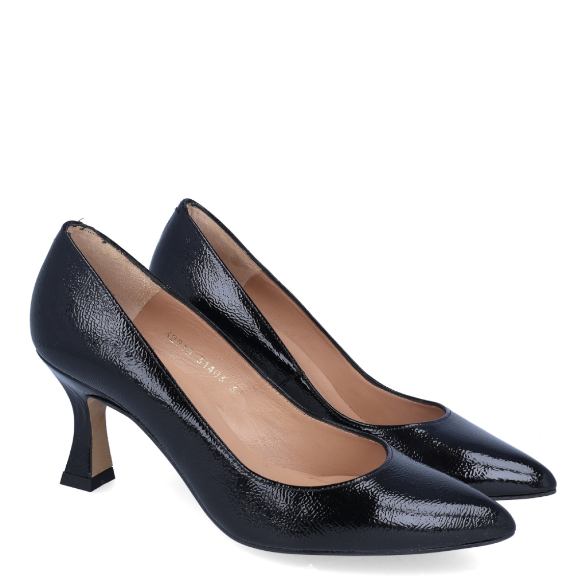 Salones de la marca Munné, modelo KIMA. Exterior de los salones en charol color nude con punta lápiz e interior en piel color nude. Salones con tacón de 5cm de altura. Estos salones Munné KIMA son ideales para estilizar tus looks.