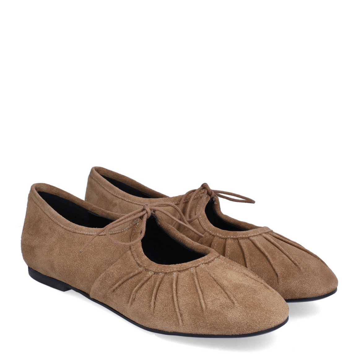 Merceditas de la marca Itse, modelo FIBI. Exterior en ante color marrón con cordones en la pala y punta redonda. Interior en piel color marrón. Suela de goma plana. Estas merceditas Itse FIBI son un complemento de comodidad y elegancia, que le darán estilo a tus looks.