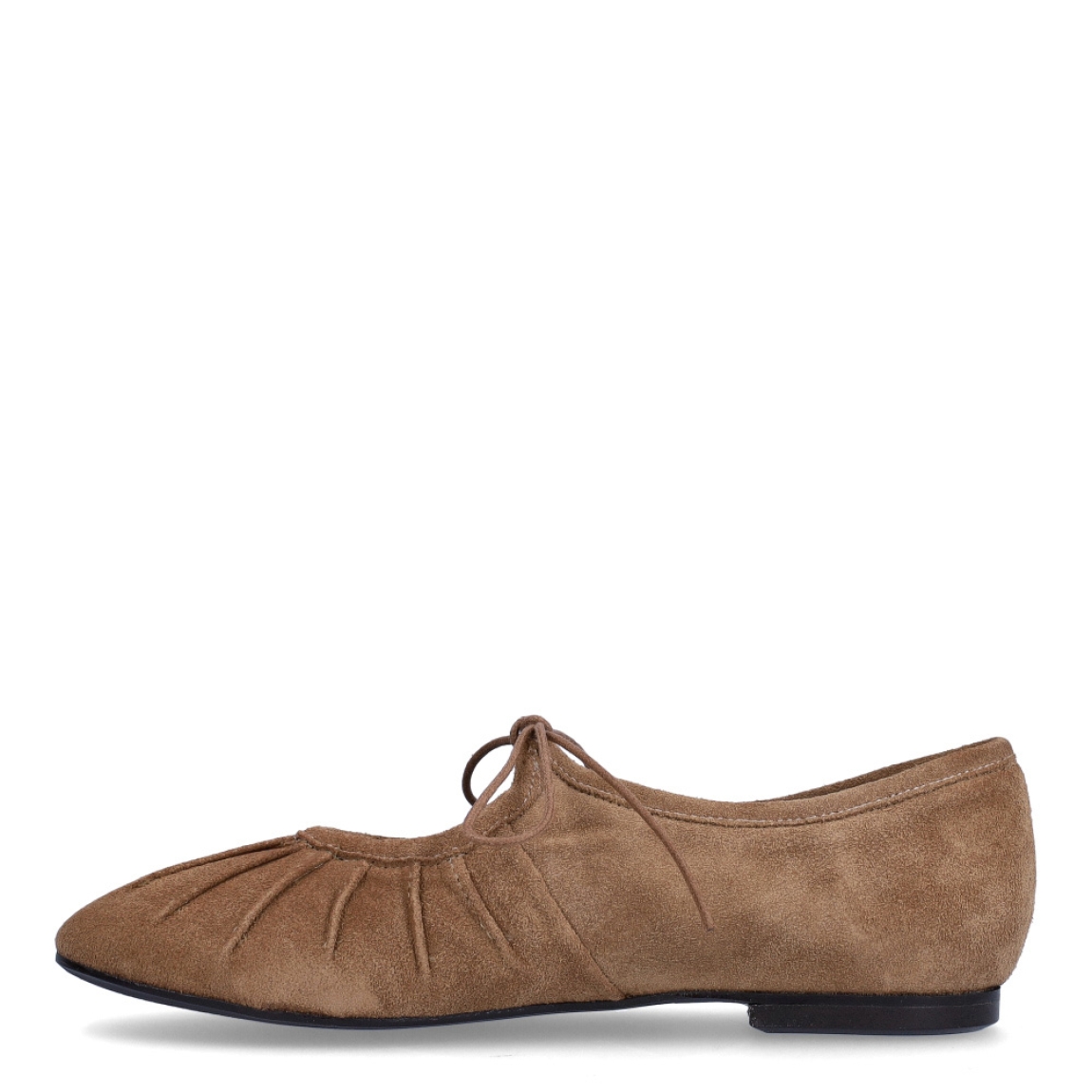 Merceditas de la marca Itse, modelo FIBI. Exterior en ante color marrón con cordones en la pala y punta redonda. Interior en piel color marrón. Suela de goma plana. Estas merceditas Itse FIBI son un complemento de comodidad y elegancia, que le darán estilo a tus looks.