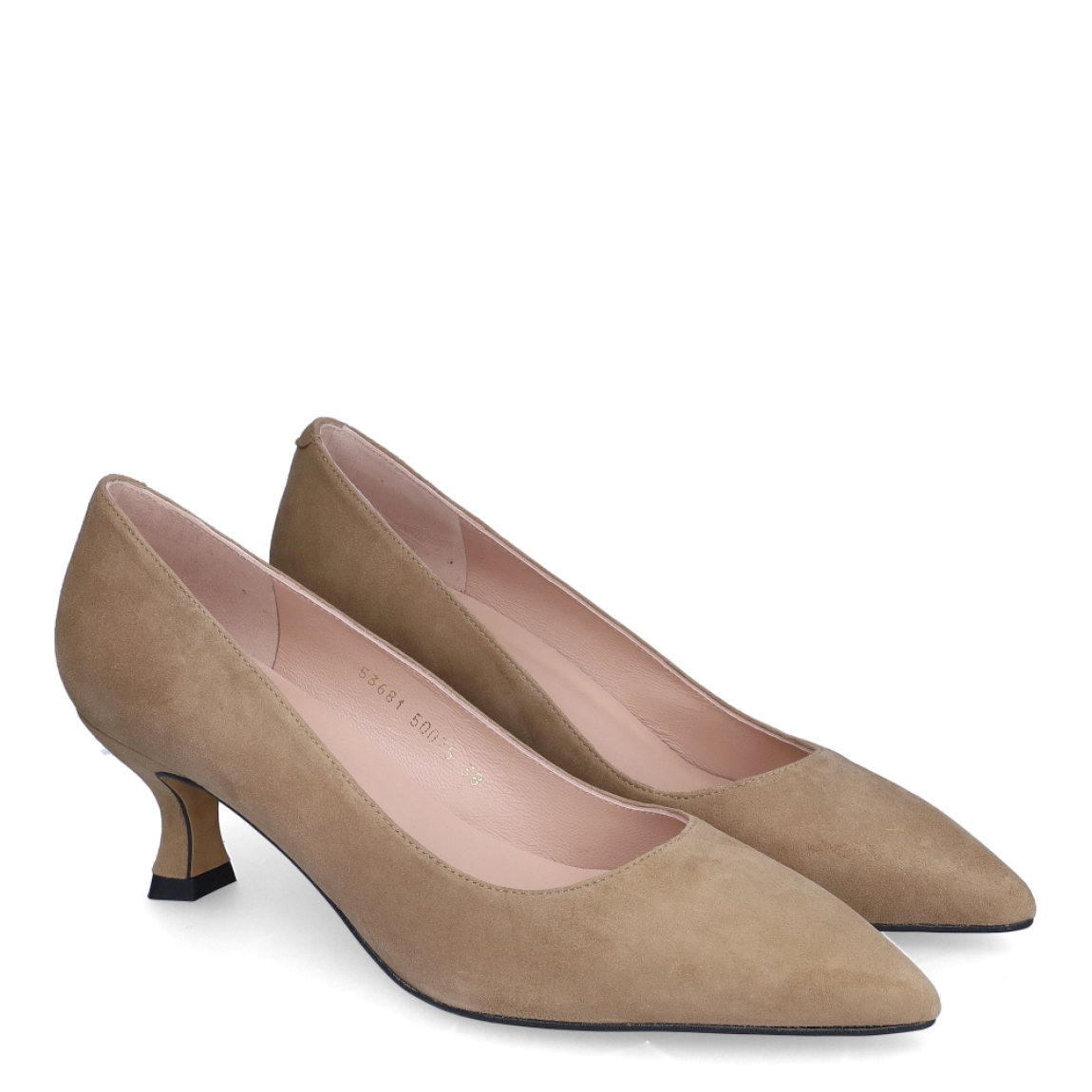 Salón de punta de la marca Munné, modelo HENNA. Exterior del salón de ante de color camel. Interior del salón de piel de color beig. Salón con plantilla acolchada para garantizar el máximo confort posible. Salón con tacón alto de 4 cm de altura. El salón de Munné HENNA es un zapato muy elegante y cómodo. Lo podrás usar en mil ocasiones distintas, es un fondo de armario que no puede faltarte.