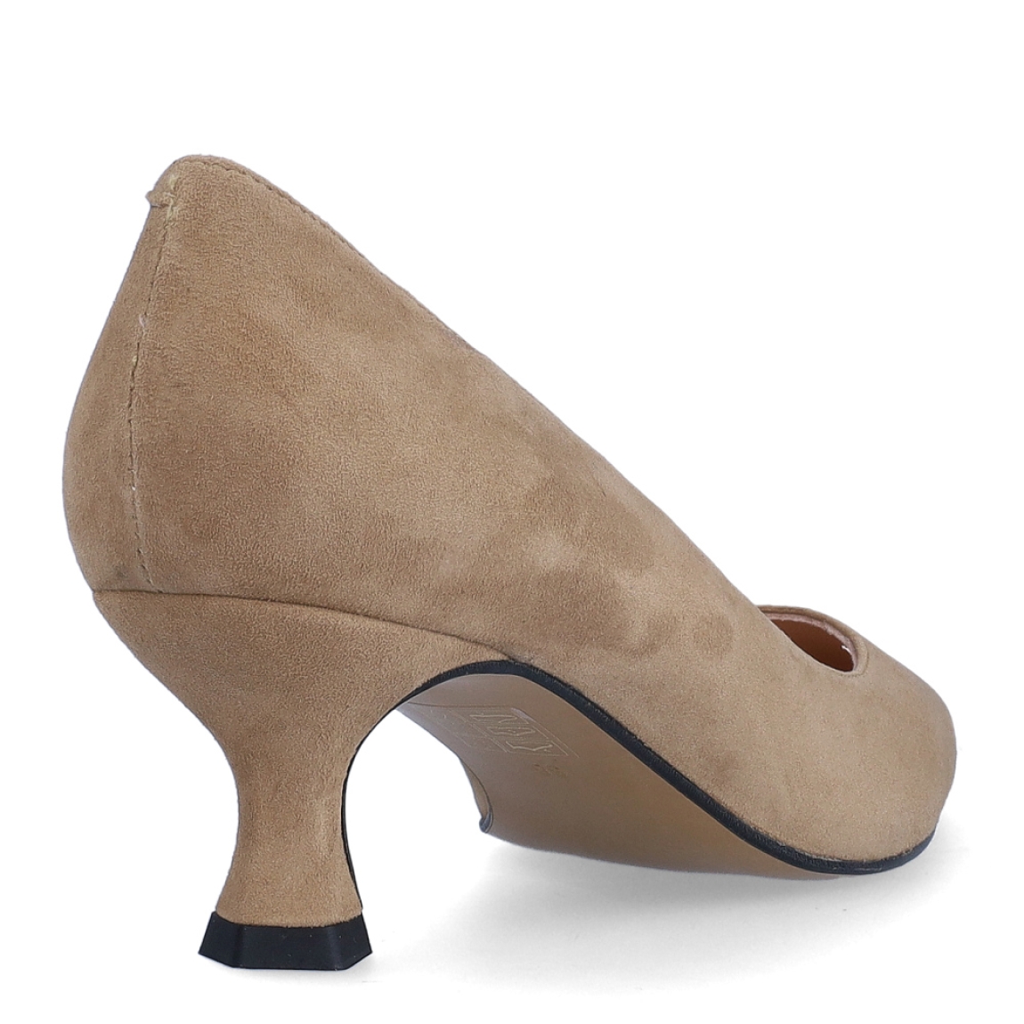 Salón de punta de la marca Munné, modelo HENNA. Exterior del salón de ante de color camel. Interior del salón de piel de color beig. Salón con plantilla acolchada para garantizar el máximo confort posible. Salón con tacón alto de 4 cm de altura. El salón de Munné HENNA es un zapato muy elegante y cómodo. Lo podrás usar en mil ocasiones distintas, es un fondo de armario que no puede faltarte.