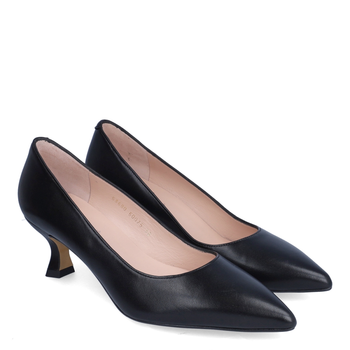 Salón de punta de la marca Munné, modelo HENNA. Exterior del salón de piel de color negro. Interior del salón de piel de color beig. Salón con plantilla acolchada para garantizar el máximo confort posible. Salón con tacón alto de 4 cm de altura. El salón de Munné HENNA es un zapato muy elegante y cómodo. Lo podrás usar en mil ocasiones distintas, es un fondo de armario que no puede faltarte.