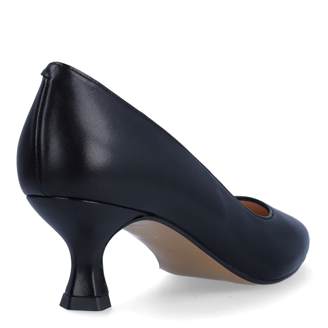 Salón de punta de la marca Munné, modelo HENNA. Exterior del salón de piel de color negro. Interior del salón de piel de color beig. Salón con plantilla acolchada para garantizar el máximo confort posible. Salón con tacón alto de 4 cm de altura. El salón de Munné HENNA es un zapato muy elegante y cómodo. Lo podrás usar en mil ocasiones distintas, es un fondo de armario que no puede faltarte.