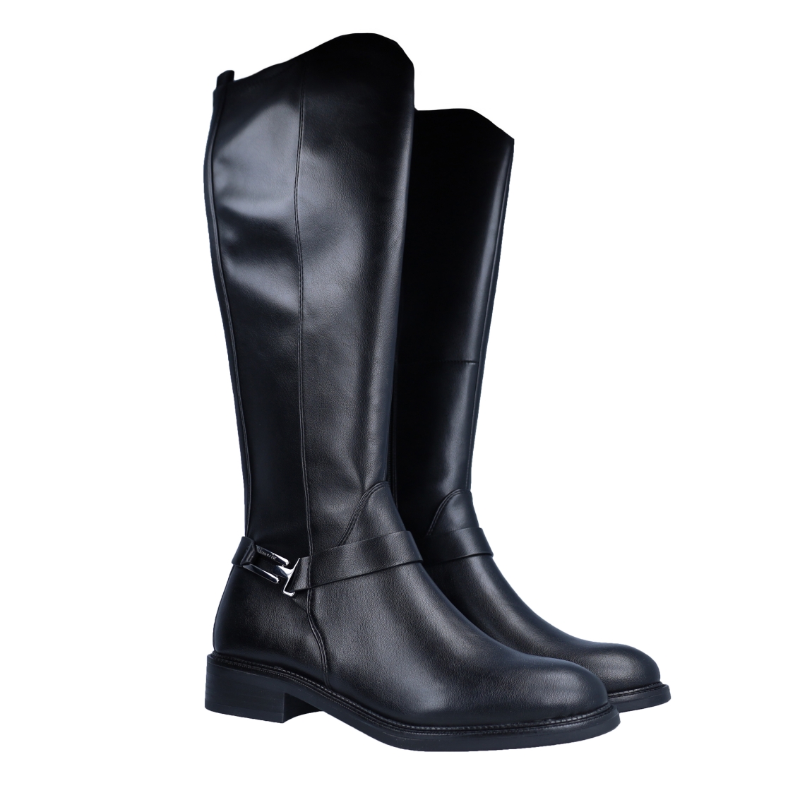 Botas de la marca Tamaris, modelo STACY. Exterior en piel color negro con detalle de logo en metal. Botas con punta redonda. Cierre de las botas con cremallera y una cuña de 3cm de altura. Estas botas Tamaris STACY son unas clásicas, ideales para llevarlas en todos tus looks de esta temporada.