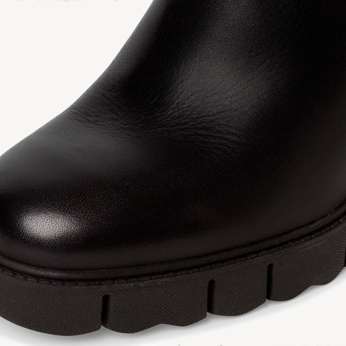 Botas de la marca Tamaris, modelo ELIZA. Exterior en piel color negro con punta redonda. Cierre de las botas con cremallera y un tacón de 9cm de altura. Estas botas Tamaris ELIZA son unas clásicas, ideales para combinar con todos tus looks de esta temporada!