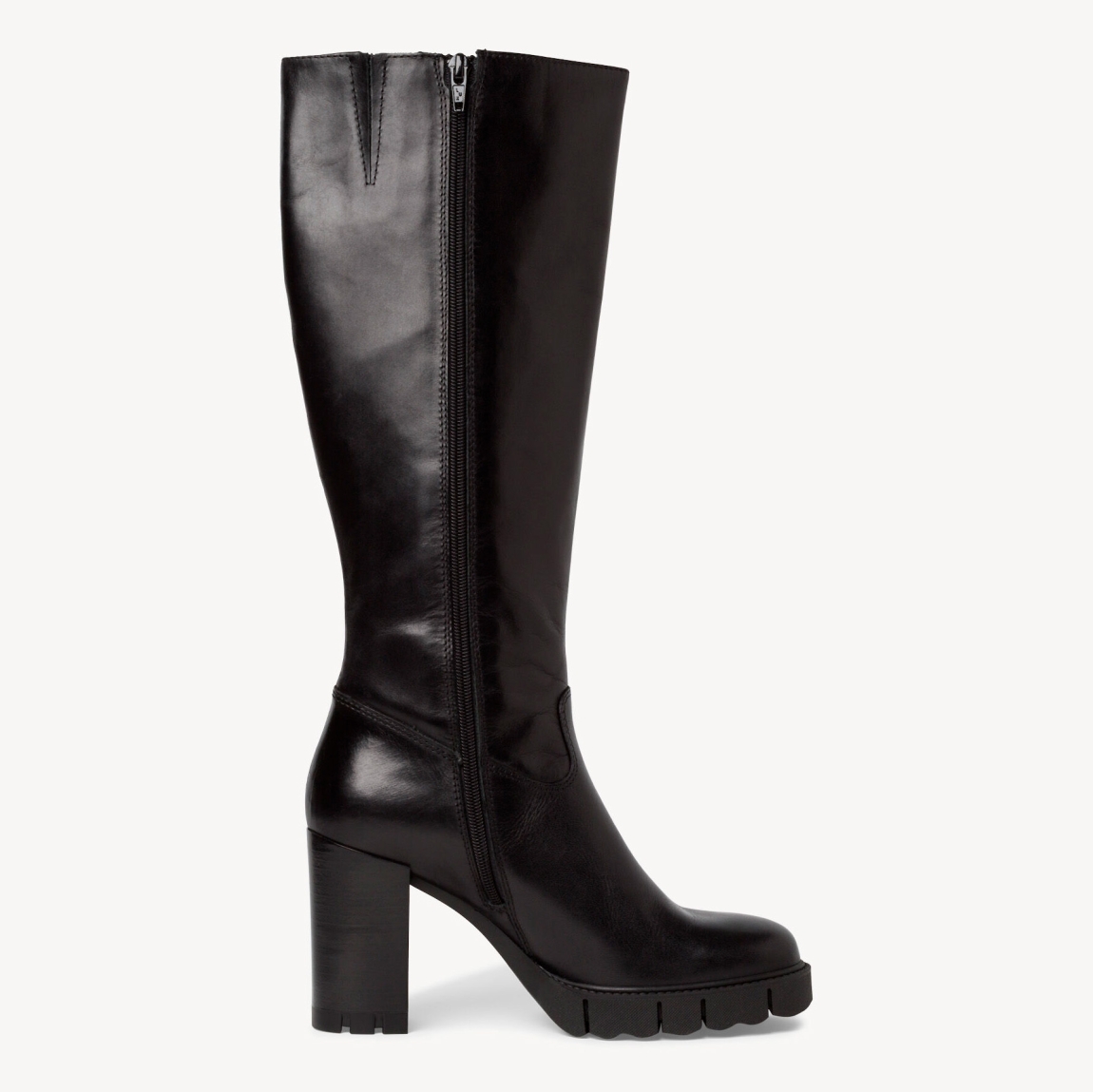 Botas de la marca Tamaris, modelo ELIZA. Exterior en piel color negro con punta redonda. Cierre de las botas con cremallera y un tacón de 9cm de altura. Estas botas Tamaris ELIZA son unas clásicas, ideales para combinar con todos tus looks de esta temporada!