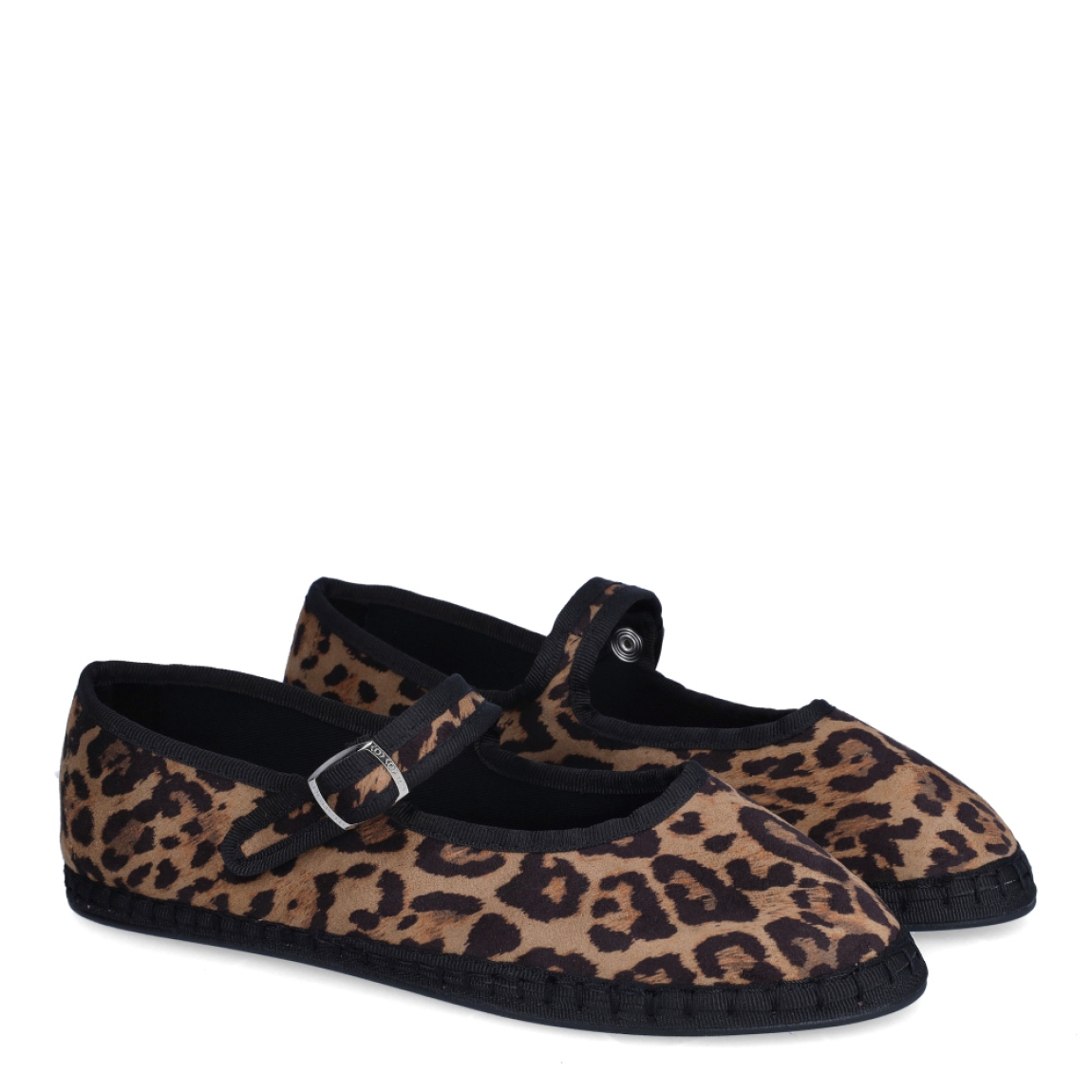 Merceditas leopardo de la marca Itse, modelo Antonia. Exterior en textil con estampado animal print. Interior en textil negro. Cierre de las merceditas Itse con botón y hebilla regulable. Suela plana de goma. Estas merceditas Itse Antonia son un complemento perfecto de comodidad!