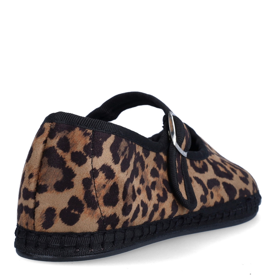 Merceditas leopardo de la marca Itse, modelo Antonia. Exterior en textil con estampado animal print. Interior en textil negro. Cierre de las merceditas Itse con botón y hebilla regulable. Suela plana de goma. Estas merceditas Itse Antonia son un complemento perfecto de comodidad!
