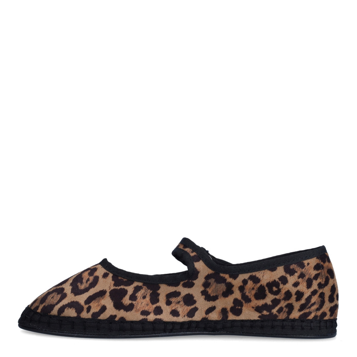 Merceditas leopardo de la marca Itse, modelo Antonia. Exterior en textil con estampado animal print. Interior en textil negro. Cierre de las merceditas Itse con botón y hebilla regulable. Suela plana de goma. Estas merceditas Itse Antonia son un complemento perfecto de comodidad!