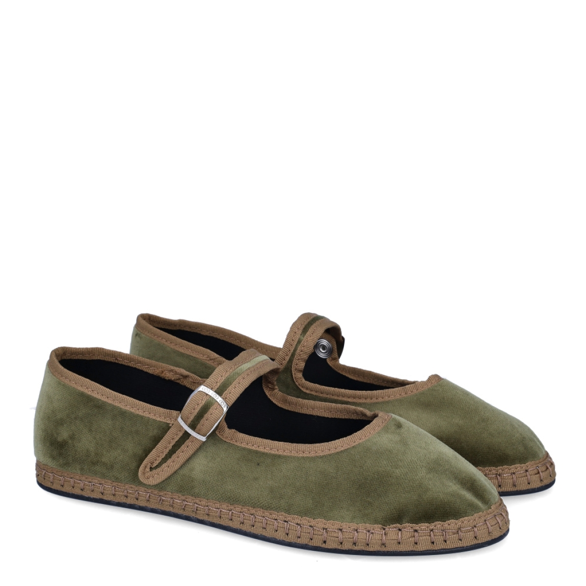 Merceditas de la marca Itse, modelo Antonia. Exterior en terciopelo color verde. Interior en textil negro. Cierre de las merceditas Itse con botón y hebillla regulable. Tiene la suela plana de goma. Estas merceditas Itse Antonia son un complemento perfecto de comodidad!