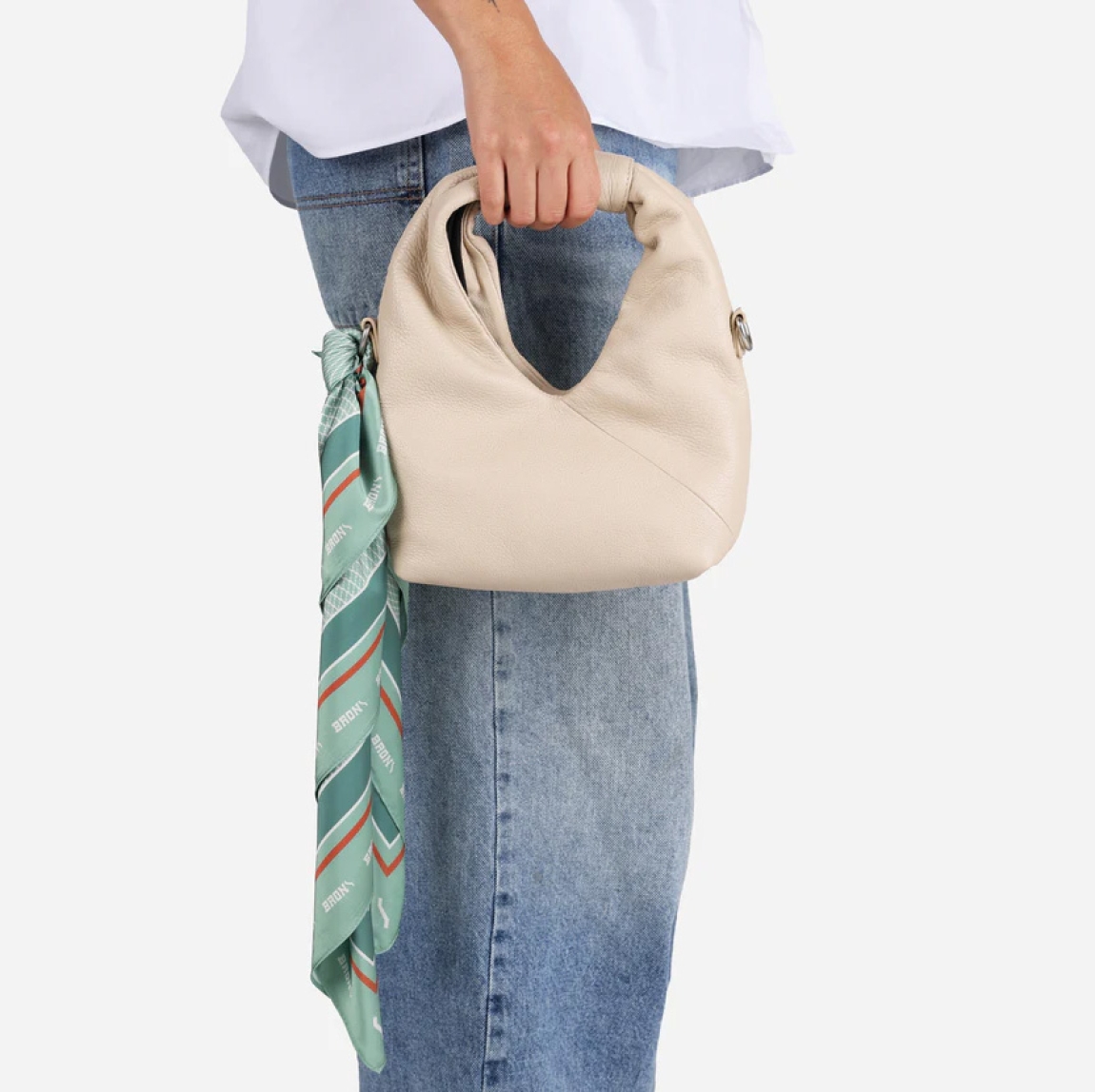 Pañuelo de la marca Bronx, modelo XTRA. Elaborado en tela color verde con estampado de diseños y logo de la marca. Accesorio versátil y clásico.