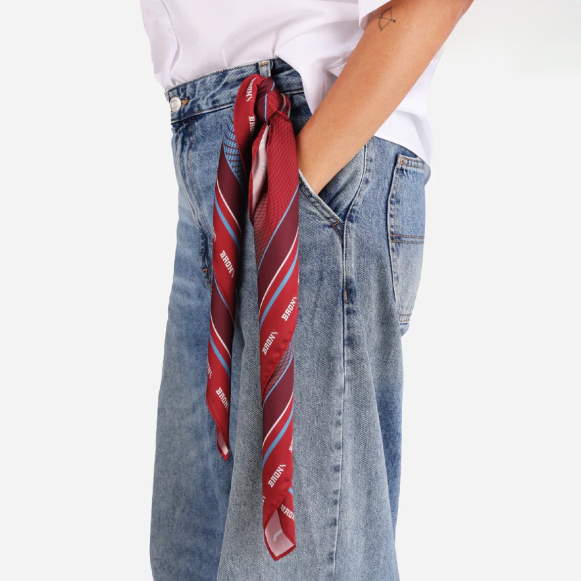 Pañuelo de la marca Bronx, modelo XTRA. Elaborado en tela color azul con estampado de diseños y logo de la marca. Accesorio versátil y clásico.