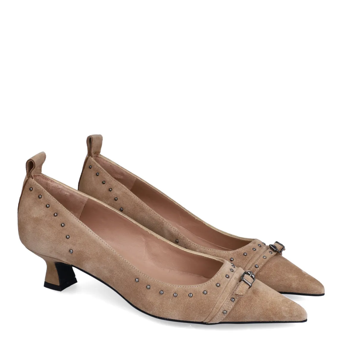 Salones de la marca Munné, modelo REGINA. Exterior en ante color camel con punta lápiz y, detalle de hebilla y tachuelas. Interior de los salones en piel color nude. Salones con tacón de 2cm de altura. Estos salones Munné REGINA son un complemento ideal para estilizar y darle personalidad a tus looks de temporada!