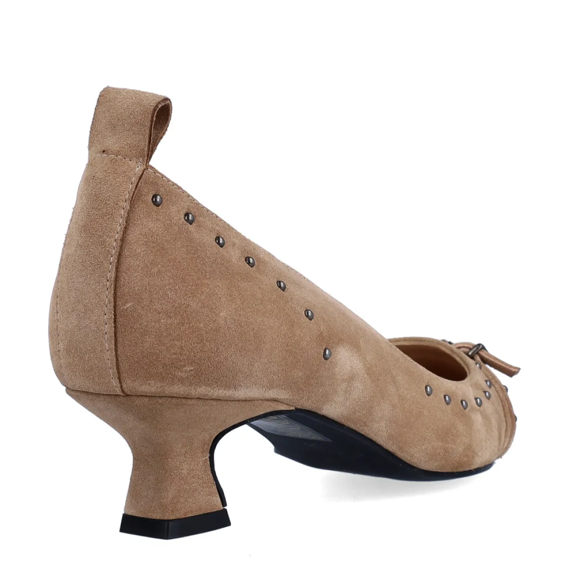 Salones de la marca Munné, modelo REGINA. Exterior en ante color camel con punta lápiz y, detalle de hebilla y tachuelas. Interior de los salones en piel color nude. Salones con tacón de 2cm de altura. Estos salones Munné REGINA son un complemento ideal para estilizar y darle personalidad a tus looks de temporada!