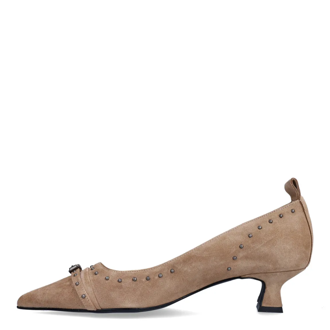 Salones de la marca Munné, modelo REGINA. Exterior en ante color camel con punta lápiz y, detalle de hebilla y tachuelas. Interior de los salones en piel color nude. Salones con tacón de 2cm de altura. Estos salones Munné REGINA son un complemento ideal para estilizar y darle personalidad a tus looks de temporada!