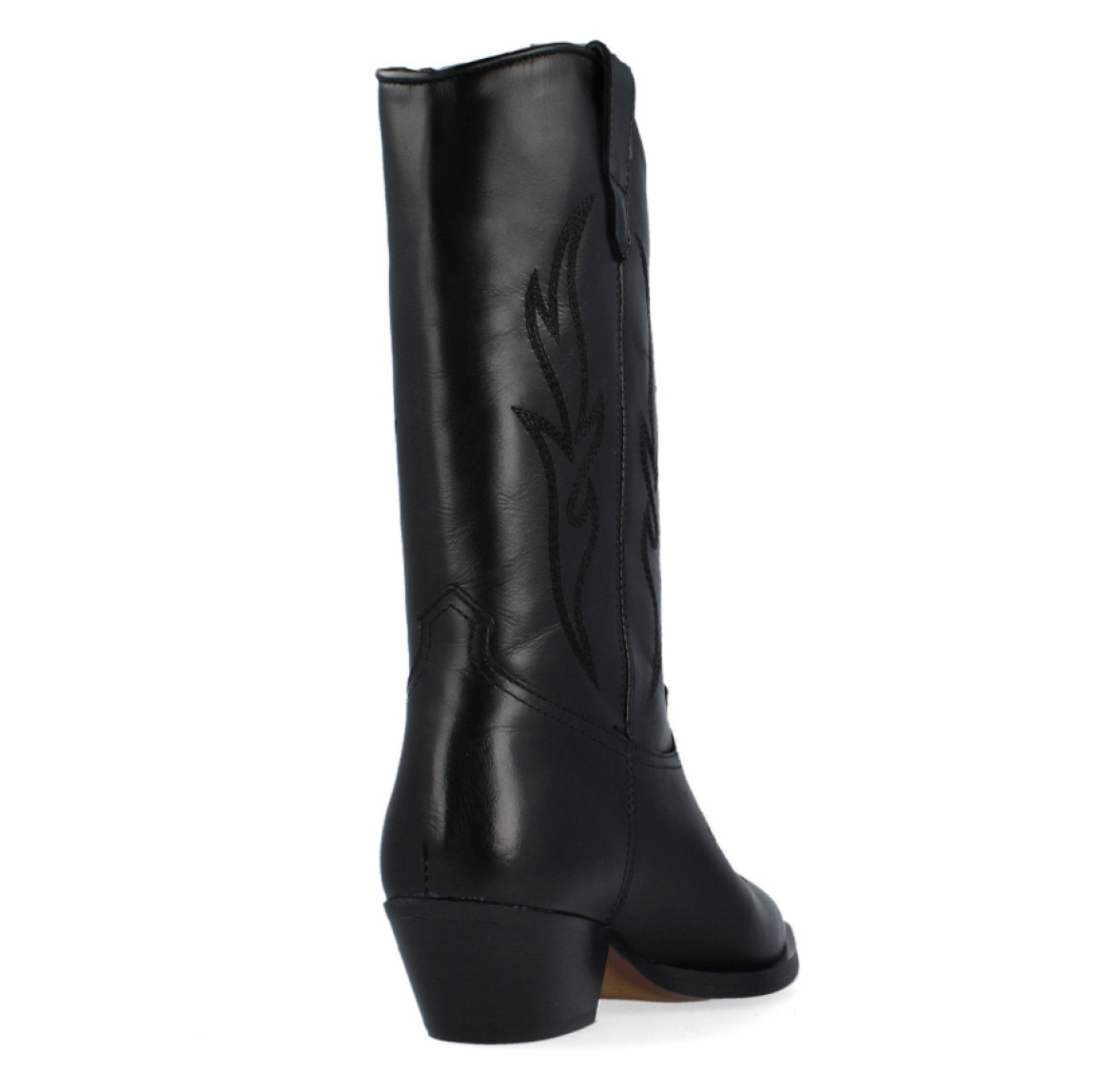 Bota campera de la marca Alpe, modelo Zoe. Bota campera de tacón de piel de color negro, con costuras decorativas al tono. Cierre con cremallera en parte interior. Interior de la campera de piel y ante de color negro. Bota campera con tacón bajo y ancho de 5 cm de altura. La bota campera de Alpe de color negro, modelo Zoe, son perfectos para tu día a día, teniendo un tacón medio, lo que hace que sean muy cómodas. Sube el nivel de sofisticación y fuerza de tus looks con estas camperas de tacón Alpe. Ideales para seguir la tendencia esta temporada de otoño e invierno ¡No te arrepentirás!