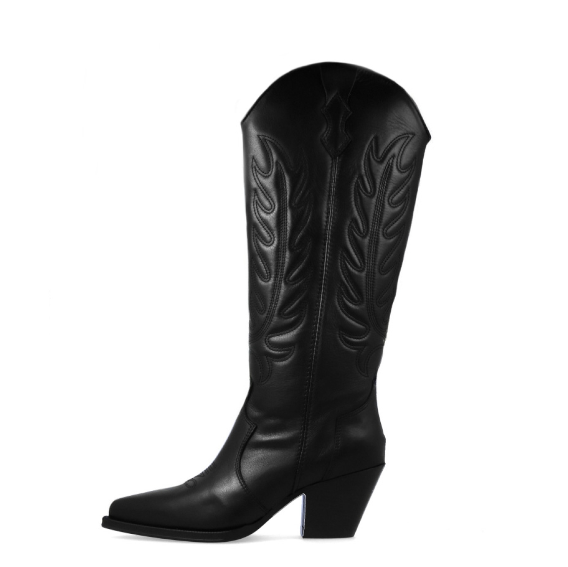 Bota campera de la marca Alpe, modelo Zoe. Bota campera de tacón de piel de color negro, con costuras decorativas al tono. Cierre con cremallera en parte interior. Interior de la campera de piel y ante de color negro. Bota campera con tacón bajo y ancho de 5 cm de altura. La bota campera de Alpe de color negro, modelo Zoe, son perfectos para tu día a día, teniendo un tacón medio, lo que hace que sean muy cómodas. Sube el nivel de sofisticación y fuerza de tus looks con estas camperas de tacón Alpe. Ideales para seguir la tendencia esta temporada de otoño e invierno ¡No te arrepentirás!