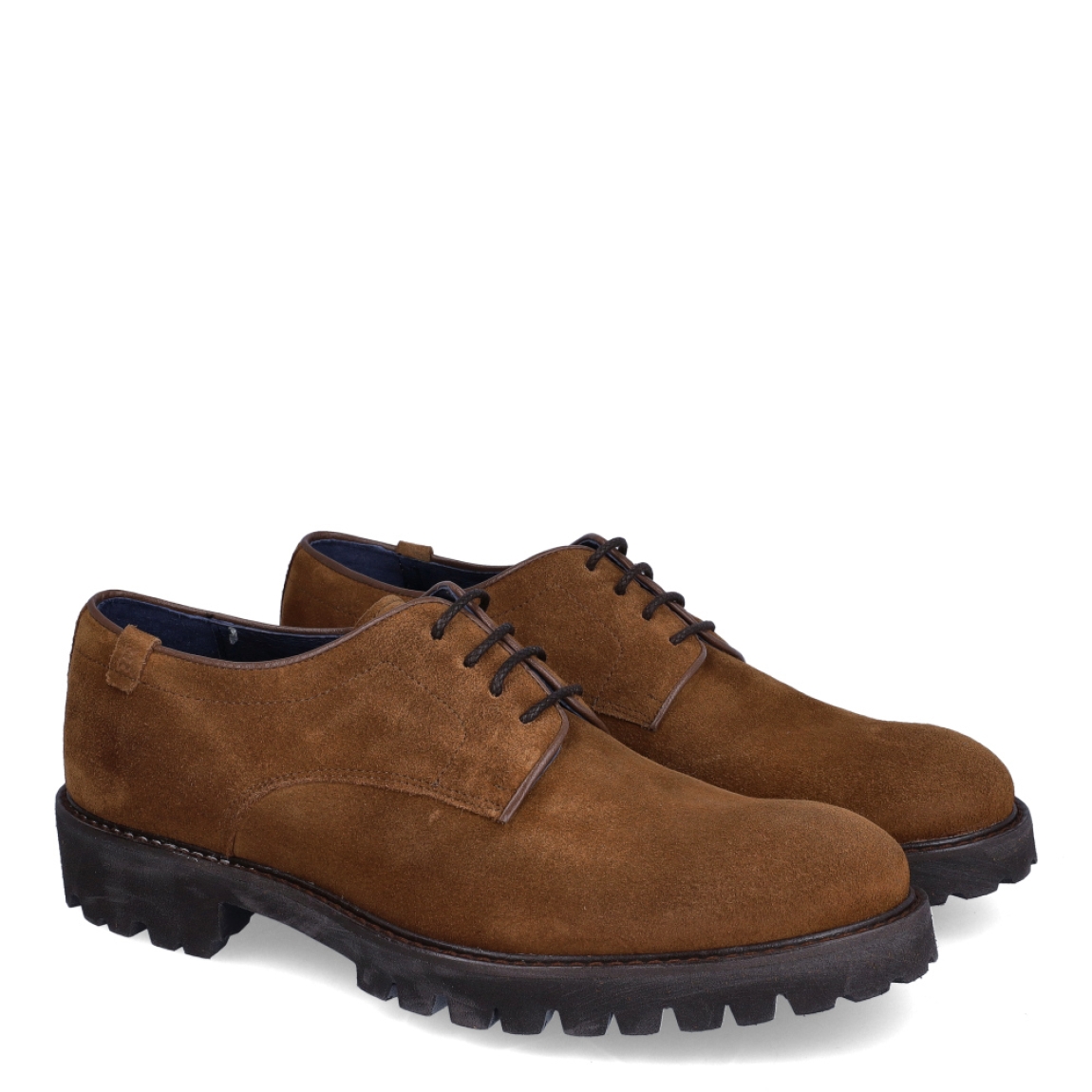 Blucher de la marca EMIREY, modelo E57. Exterior en serraje color cuero. Cierre con cordones y suela de goma plana dentada. Estos blucher EMIREY E57 son un complemento de elegancia y comodidad.