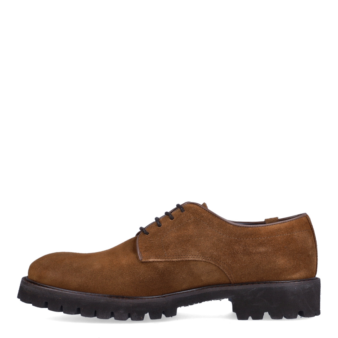 Blucher de la marca EMIREY, modelo E57. Exterior en serraje color cuero. Cierre con cordones y suela de goma plana dentada. Estos blucher EMIREY E57 son un complemento de elegancia y comodidad.