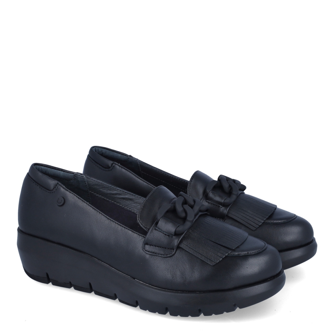 Mocasines de la marca Stonefly, modelo NAPPA LTH. Exterior en piel color negro con detalle de cadena y flecos en la pala. Interior con plantilla acolchada y extraíble para máxima comodidad. Suela de goma con cuña de 4cm de altura. Estos mocasines NAPPA LTH de Stonefly son unos clásicos, indispensables en tu día a día.