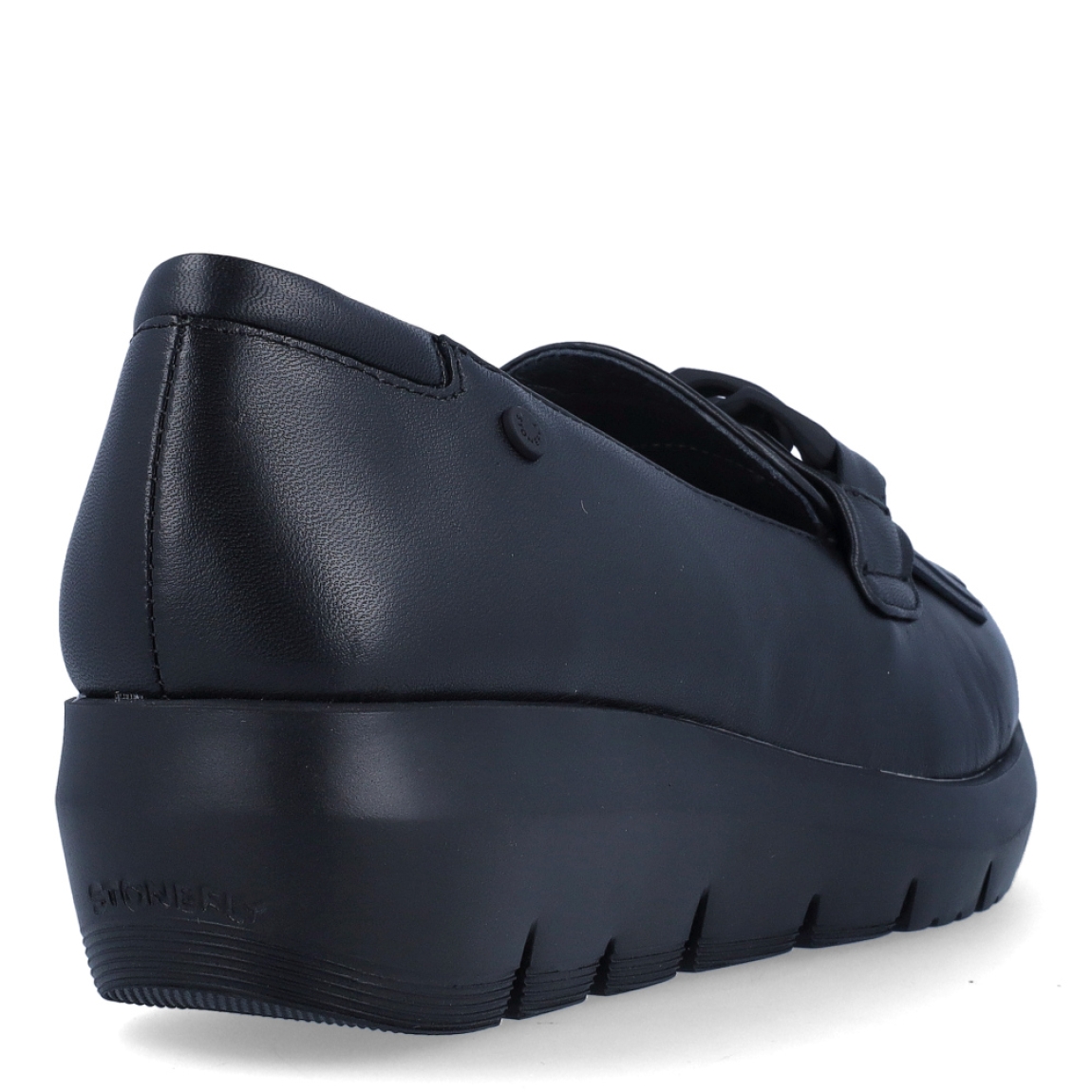 Mocasines de la marca Stonefly, modelo NAPPA LTH. Exterior en piel color negro con detalle de cadena y flecos en la pala. Interior con plantilla acolchada y extraíble para máxima comodidad. Suela de goma con cuña de 4cm de altura. Estos mocasines NAPPA LTH de Stonefly son unos clásicos, indispensables en tu día a día.