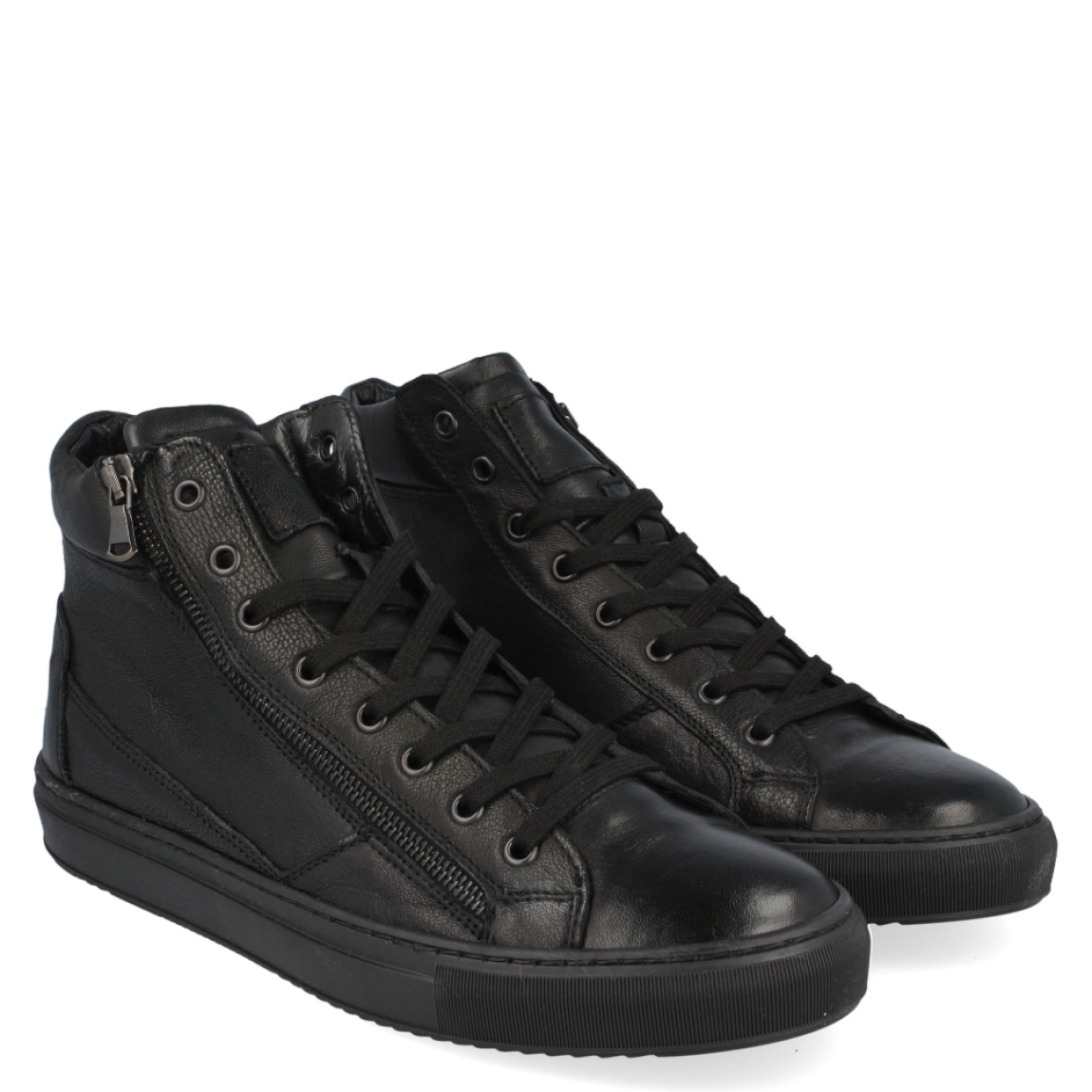 Botín de la marca Itse, modelo Cairo. Exerior en piel de color negro. Interior en piel de color negro. Cierre con cordones y cremallera lateral. Suela de goma. Plantilla acolchada. Zapato muy ligero e ideal para el día a día. Un fondo de armario que no te puede faltar!