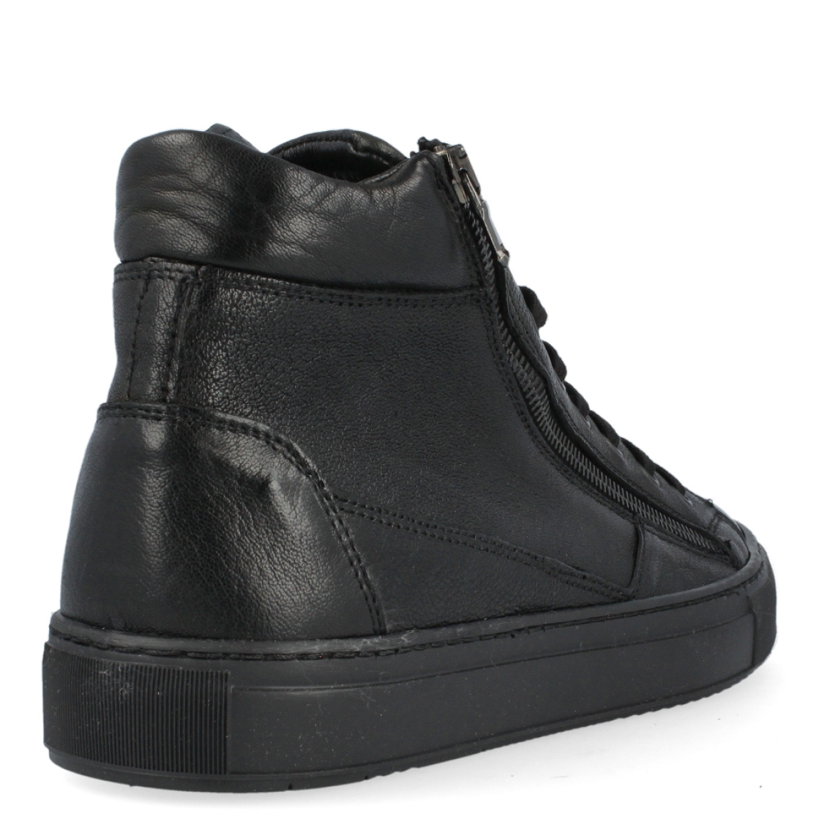 Botín de la marca Itse, modelo Cairo. Exerior en piel de color negro. Interior en piel de color negro. Cierre con cordones y cremallera lateral. Suela de goma. Plantilla acolchada. Zapato muy ligero e ideal para el día a día. Un fondo de armario que no te puede faltar!