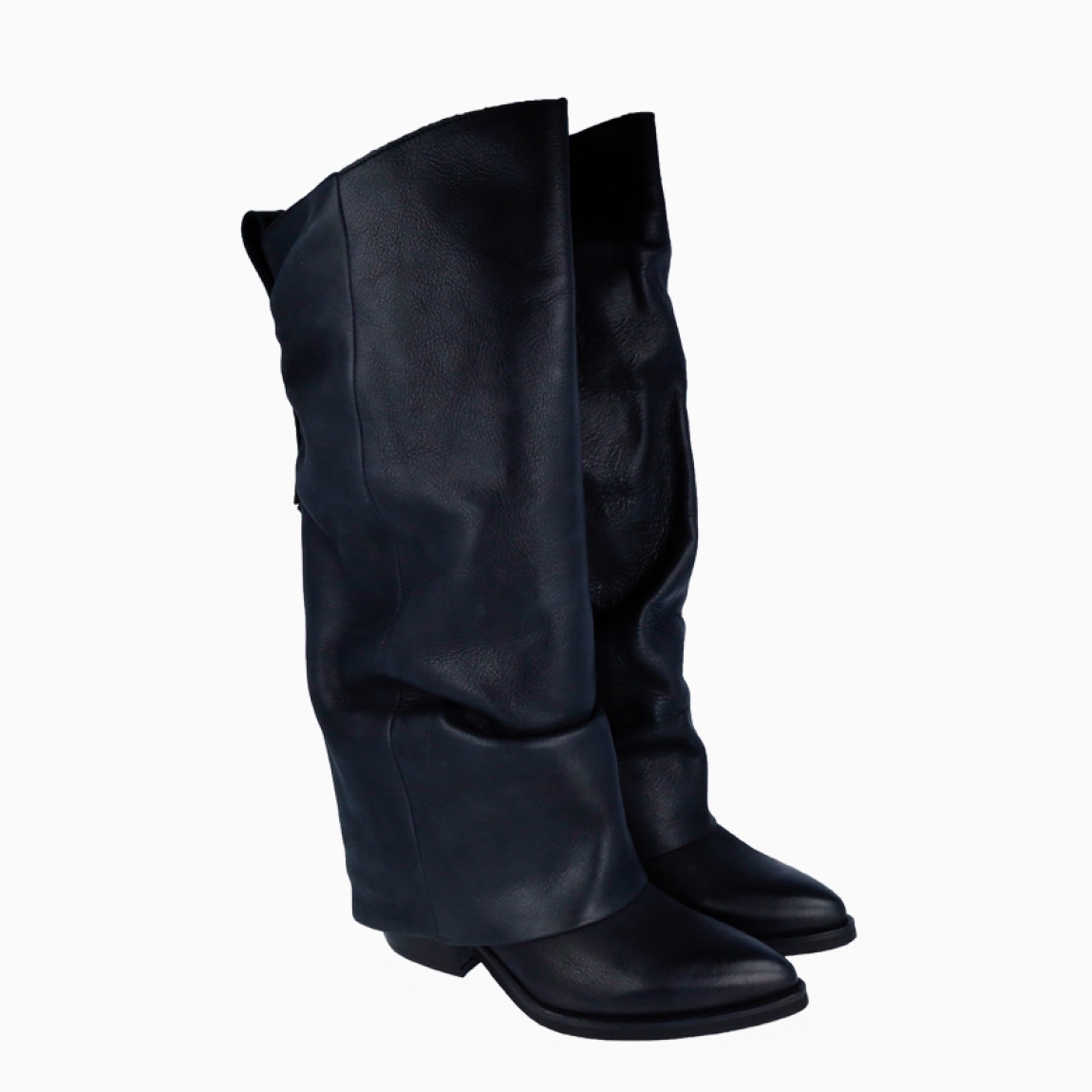 Botas de la marca Gissele Moirè, modelo HUMIER. Elaboradas en piel color negro, y puntera de lápiz. Botas con tacón de 4cm. Estas botas HUMIER de Gissele Moirè son un complemento ideal para tus outfits, cómodos que te darán un estilo único!