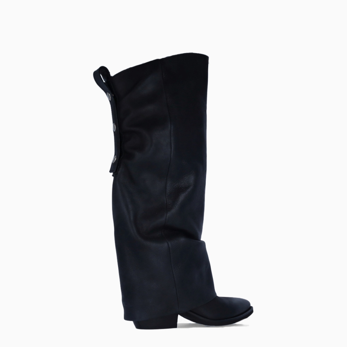 Botas de la marca Gissele Moirè, modelo HUMIER. Elaboradas en piel color negro, y puntera de lápiz. Botas con tacón de 4cm. Estas botas HUMIER de Gissele Moirè son un complemento ideal para tus outfits, cómodos que te darán un estilo único!