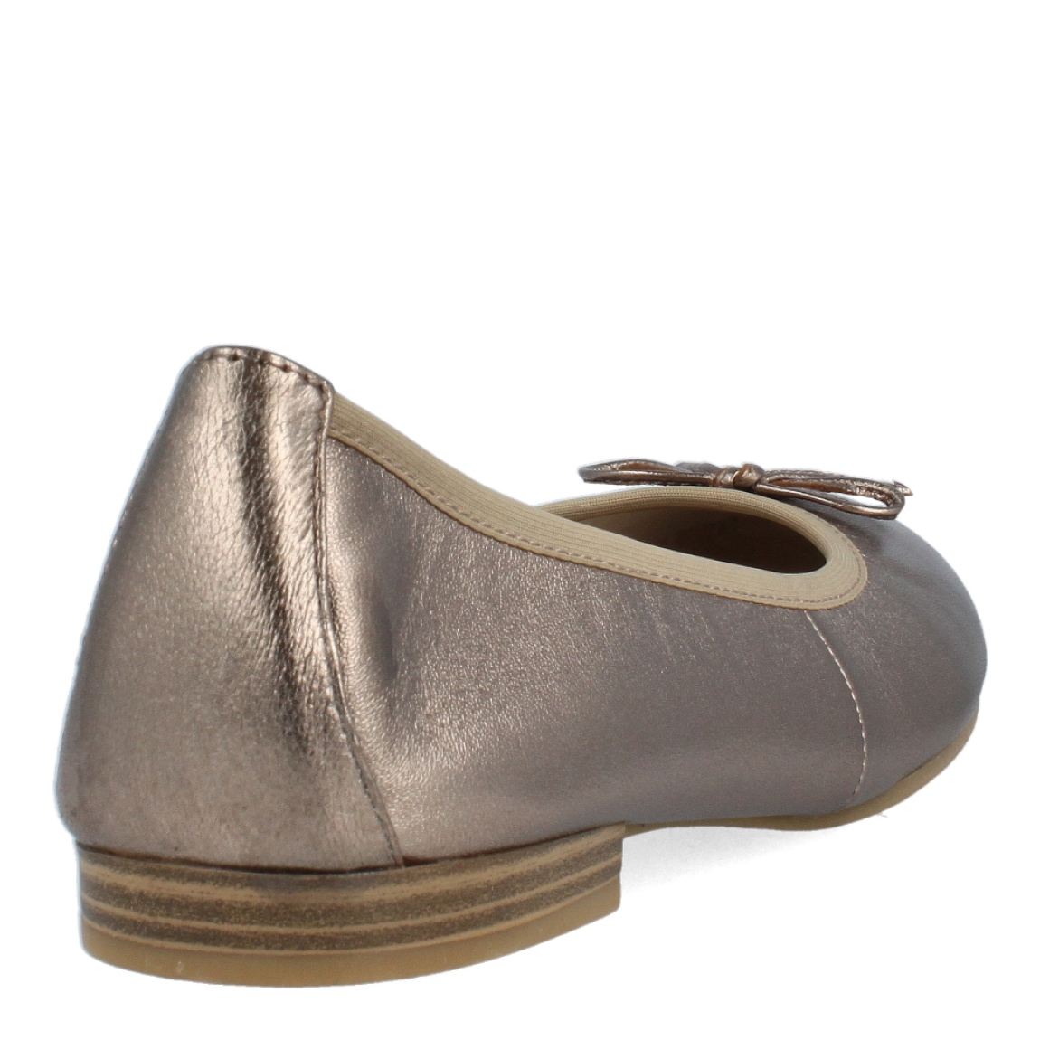 Manoletinas de la marca Tamaris, modelo 22M. Exterior de las manoletinas en piel color metalizado con detalle de lazo en la puntera. Interior de piel color beig. Estas manoletinas Tamaris 22M son un complemento clásico y cómodo para tu día a día.