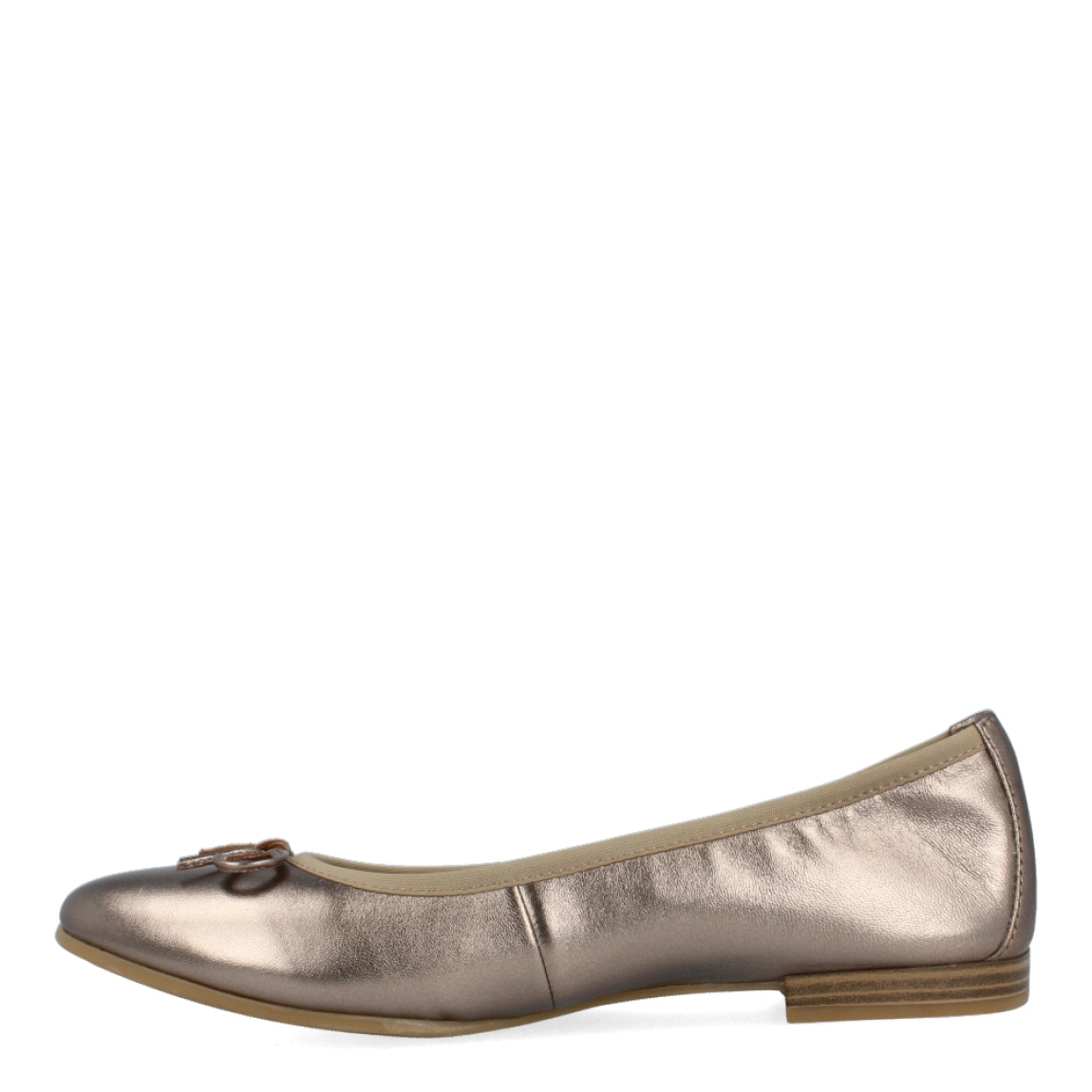 Manoletinas de la marca Tamaris, modelo 22M. Exterior de las manoletinas en piel color metalizado con detalle de lazo en la puntera. Interior de piel color beig. Estas manoletinas Tamaris 22M son un complemento clásico y cómodo para tu día a día.