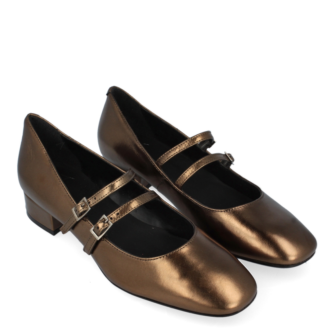 Merceditas doradas de la marca Riva, modelo Camile. Exterior de la bailarina de piel de color oro. Interior de la bailarina de piel de color negro. Cierre de las merceditas con doble tira con hebillas. Mary jane con tacón bajo de 3 cm de altura. Merceditas con plantilla acolchada para garantizar el máximo confort posible. Las merceditas doradas de la marca Riva, modelo Camile, rinden homenaje a las icónicas Mary Jane, en tendencia esta temporada. Las merceditas són un fondo de armario, ideales para combinar con todo y dar un toque clásico y elegante a tus outfits.