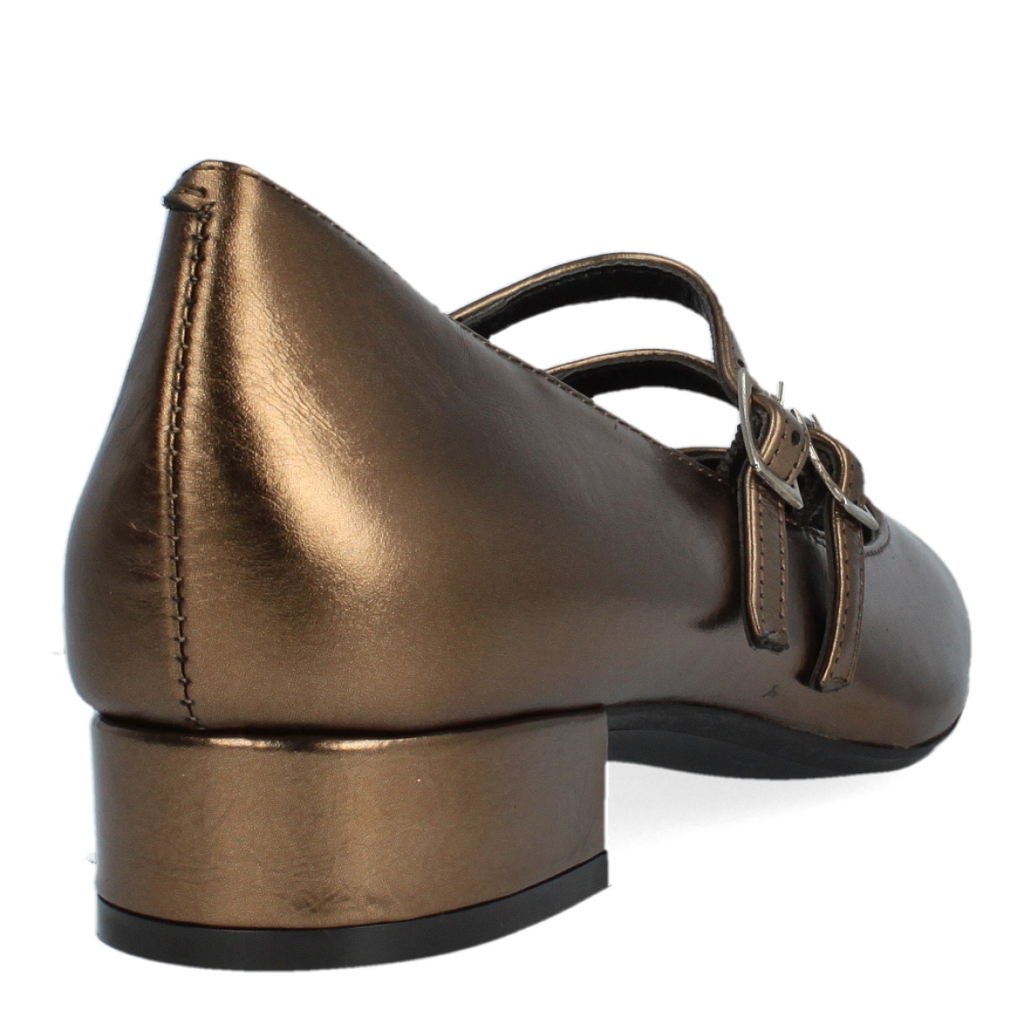 Merceditas doradas de la marca Riva, modelo Camile. Exterior de la bailarina de piel de color oro. Interior de la bailarina de piel de color negro. Cierre de las merceditas con doble tira con hebillas. Mary jane con tacón bajo de 3 cm de altura. Merceditas con plantilla acolchada para garantizar el máximo confort posible. Las merceditas doradas de la marca Riva, modelo Camile, rinden homenaje a las icónicas Mary Jane, en tendencia esta temporada. Las merceditas són un fondo de armario, ideales para combinar con todo y dar un toque clásico y elegante a tus outfits.