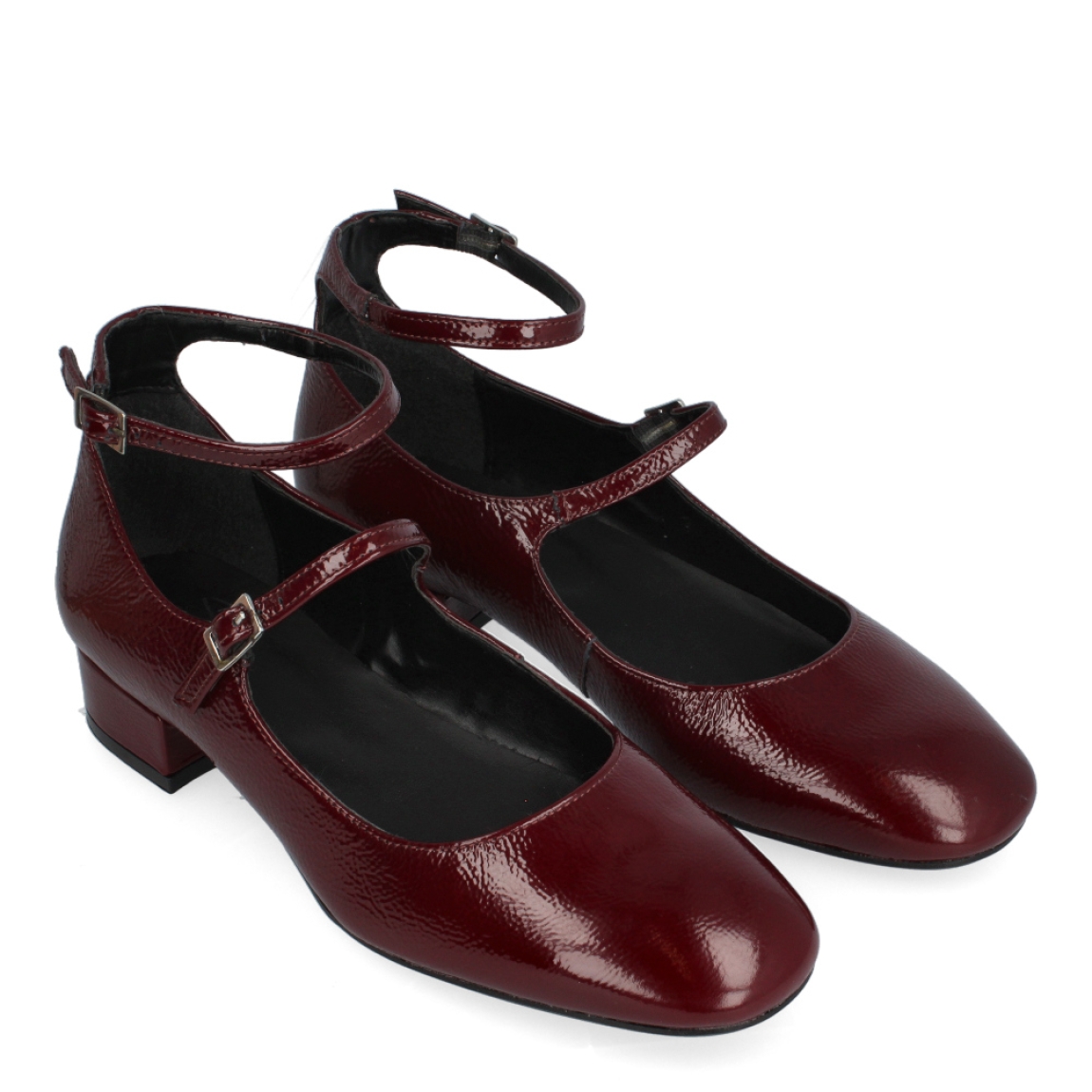 Merceditas de la marca Riva, modelo Emily. Exterior de la bailarina de charol de color granate. Interior de la bailarina de piel de color negro. Cierre de las merceditas con doble tira con hebillas, una en la pala y la otra en el tobillo. Mary jane con tacón bajo de 3 cm de altura. Merceditas con plantilla acolchada para garantizar el máximo confort posible. Las merceditas de charol de color granate de la marca Riva, modelo Emily, rinden homenaje a las icónicas Mary Jane, en tendencia esta temporada. Las merceditas son un fondo de armario, ideales para combinar con todo y dar un toque clásico y elegante a tus outfits.