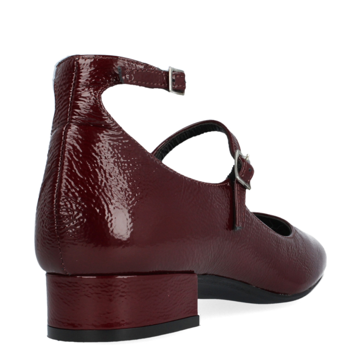 Merceditas de la marca Riva, modelo Emily. Exterior de la bailarina de charol de color granate. Interior de la bailarina de piel de color negro. Cierre de las merceditas con doble tira con hebillas, una en la pala y la otra en el tobillo. Mary jane con tacón bajo de 3 cm de altura. Merceditas con plantilla acolchada para garantizar el máximo confort posible. Las merceditas de charol de color granate de la marca Riva, modelo Emily, rinden homenaje a las icónicas Mary Jane, en tendencia esta temporada. Las merceditas son un fondo de armario, ideales para combinar con todo y dar un toque clásico y elegante a tus outfits.