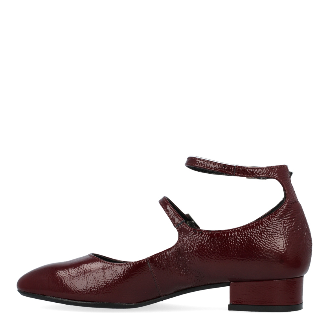 Merceditas de la marca Riva, modelo Emily. Exterior de la bailarina de charol de color granate. Interior de la bailarina de piel de color negro. Cierre de las merceditas con doble tira con hebillas, una en la pala y la otra en el tobillo. Mary jane con tacón bajo de 3 cm de altura. Merceditas con plantilla acolchada para garantizar el máximo confort posible. Las merceditas de charol de color granate de la marca Riva, modelo Emily, rinden homenaje a las icónicas Mary Jane, en tendencia esta temporada. Las merceditas son un fondo de armario, ideales para combinar con todo y dar un toque clásico y elegante a tus outfits.