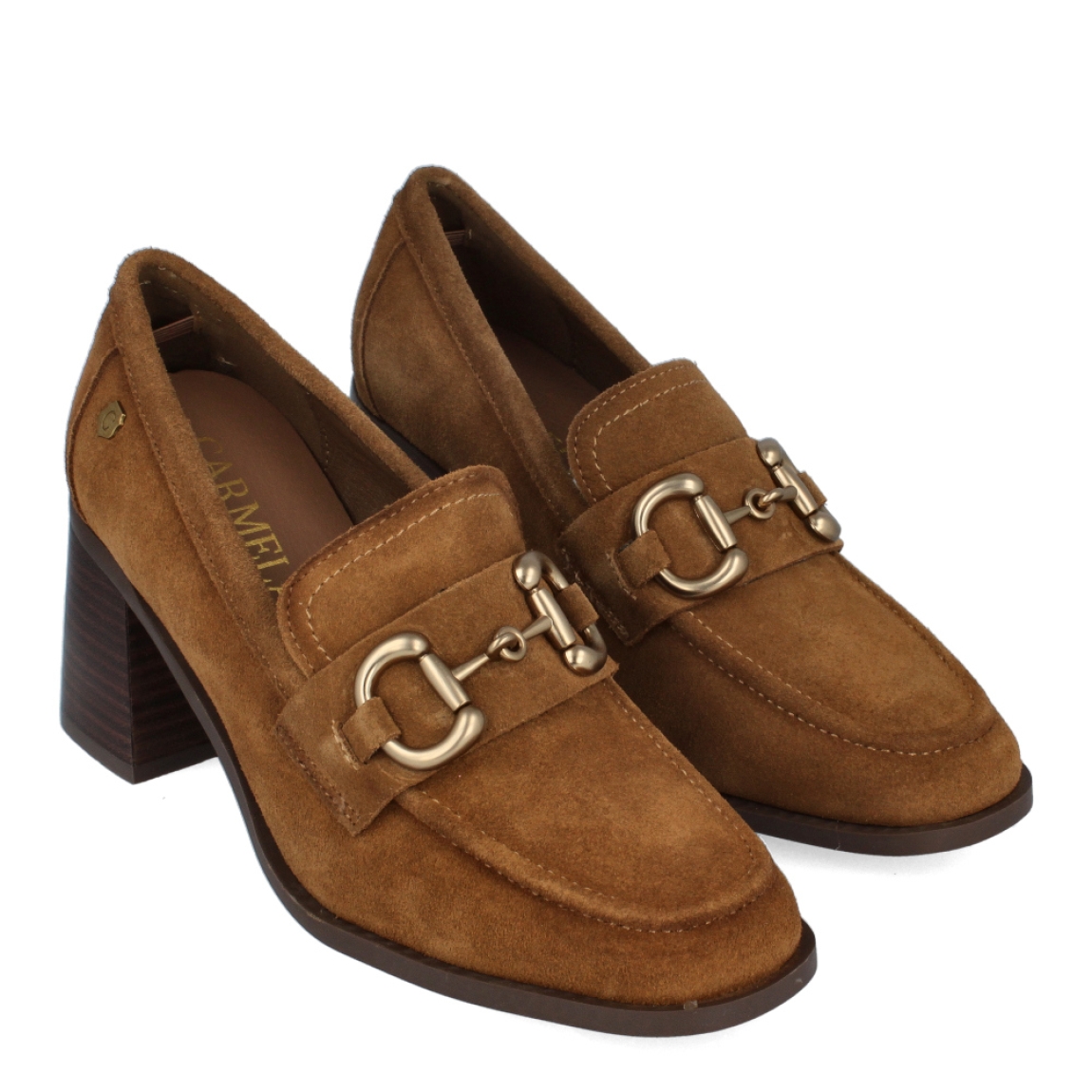 Mocasines de la marca Carmela, modelo 161138. Exterior en ante de color camel, con pieza metálica decorativa en parte frontal. Interior en piel y plantilla acolchada para máxima comodidad. Tacón de 6cm con efecto madera. Los mocasines Carmela son perfectos para tu vuelta al trabajo y los puedes combinar con todos tus outfits con su color camel. Son un MUST-HAVE este otoño-invierno.