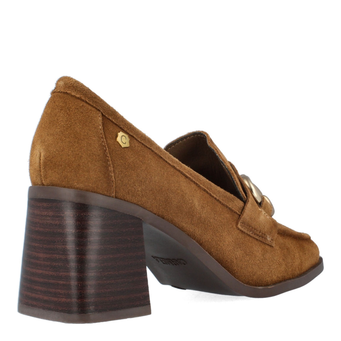 Mocasines de la marca Carmela, modelo 161138. Exterior en ante de color camel, con pieza metálica decorativa en parte frontal. Interior en piel y plantilla acolchada para máxima comodidad. Tacón de 6cm con efecto madera. Los mocasines Carmela son perfectos para tu vuelta al trabajo y los puedes combinar con todos tus outfits con su color camel. Son un MUST-HAVE este otoño-invierno.