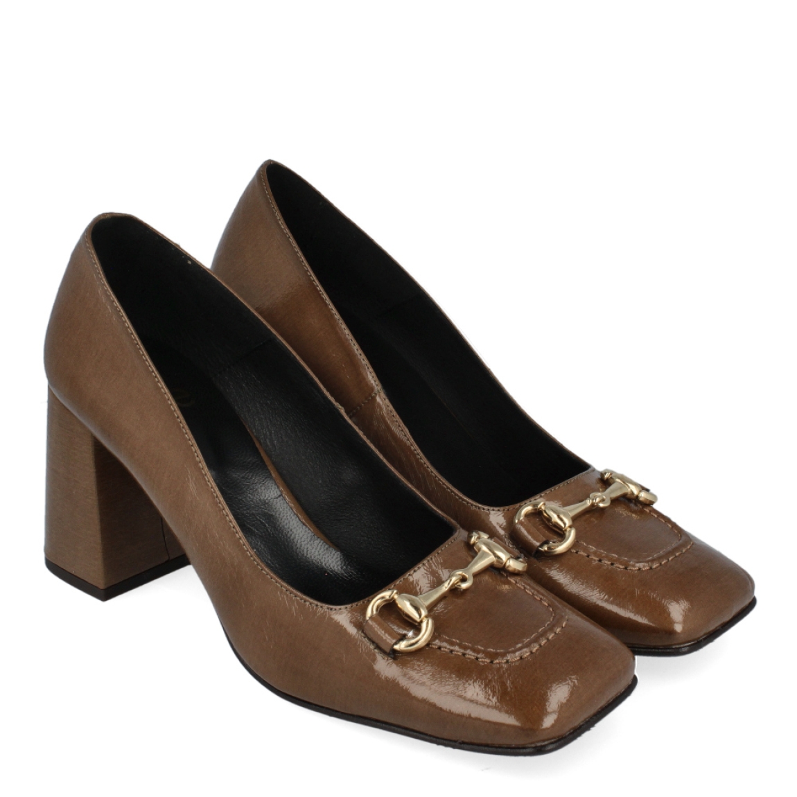 Mocasín de la marca Itse, modelo Evelia. Exterior del mocasín de charol de color marrón. Interior del mocasín de piel de color negro. Mocasín con adorno dorado en la pala. Mocasín con tacón alto y ancho de 7 cm de altura. Mocasín con plantilla acolchada para garantizar el máximo confort. Mocasín con punta cuadrada. El mocasín de charol de la marca Itse, modelo Evelia, es un mocasín elegante y estiloso. Este mocasín es ideal para marcar estilo y tendencia esta temporada de otoño e invierno.